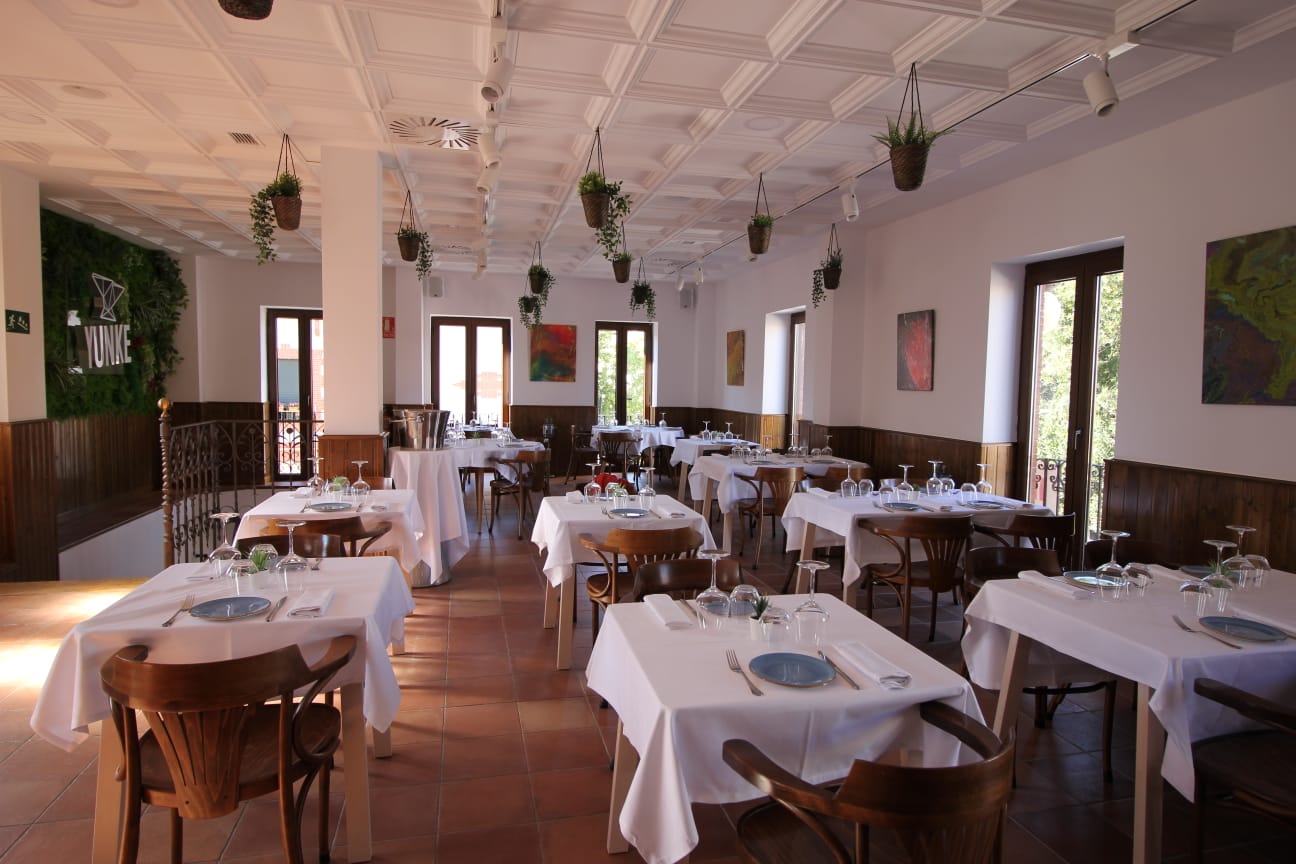 restaurante-yunke-proyectos-interiorismo-decoracion-madrid-barras-consultoria-consultores-implantacion-bares-horeca-hosteleria-cocinas-mobiliario-fabrica-presupuestos-precios-asesoramiento-salones-comedores-comunidad-madrid-presupuestos-precios-coste-construccion-diseño-economicos-baratos-reformas-rehabilitacion-acondicionamiento-zonas-ocio-cocteleria-barras-particulares-chalets-casas-fiestas-mobiliario-terraza-barras