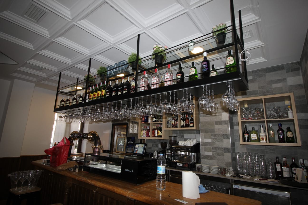 restaurante-yunke-proyectos-interiorismo-decoracion-madrid-barras-consultoria-consultores-implantacion-bares-horeca-hosteleria-cocinas-mobiliario-fabrica-presupuestos-precios-asesoramiento-salones-comedores-comunidad-madrid-presupuestos-precios-coste-construccion-diseño-economicos-baratos-reformas-rehabilitacion-acondicionamiento-zonas-ocio-cocteleria-barras-particulares-chalets-casas-fiestas-mobiliario-terraza-barras