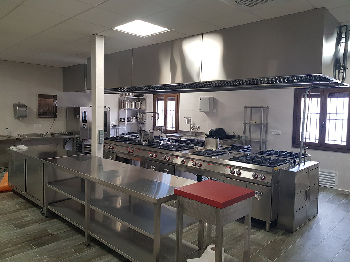 DISEÑO Y PUESTA EN MARCHA DEL PROYECTO DE LA ESCUELA DE HOSTELERIA DE CASTILLA LA MANCHA SITUADA EN LA LOCALIDAD DE TEMBLEQUE EN LA PROVINCIA DE TOLEDO. DISEÑO FABRICACIÓN INSTALACIÓN MONTAJE DE LA SALA DE COCINA PROFESIONAL INDUSTRIAL CON MOBILIARIO DE ACERO INOXIDABLE ACERO INOX A MEDIDA PERSONALIZADO CON MAQUINARIA, HORNOS, EXTRACTORES, CÁMARAS DE FRÍO, COCINA MONOBLOCK, ACCESORIOS, MENAJE Y TAMBIEN LA DECORACIÓN E INTERIORISMO DE LAS ZONAS COMUNES DEL RESTAURANTE, BARRA Y SALÓN COMEDOR. diseño-proyecto-escuela-de-hosteleria-de-Castilla-la-Mancha-Tembleque-Toledo-consultores-consultoria-decoracion-interiorismo-cocinas-monoblock-comedor-barra-restaurante-maquinaria-menaje precios presupuestos ofertas construcción reformas instalaciones 2019