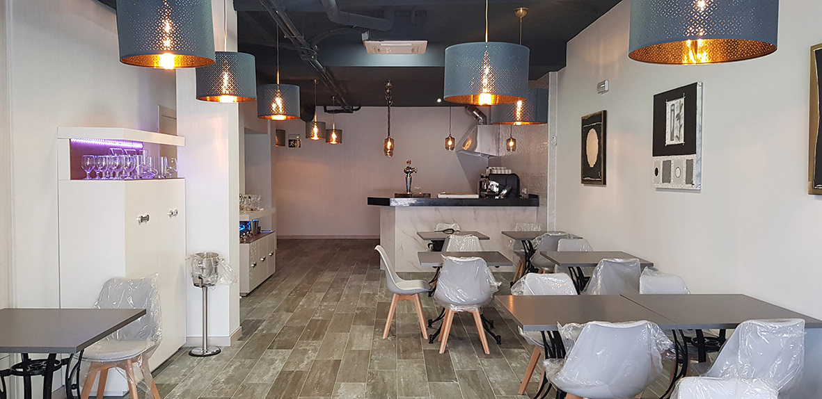 DISEÑO Y PUESTA EN MARCHA DEL PROYECTO DE LA ESCUELA DE HOSTELERIA DE CASTILLA LA MANCHA SITUADA EN LA LOCALIDAD DE TEMBLEQUE EN LA PROVINCIA DE TOLEDO. DISEÑO FABRICACIÓN INSTALACIÓN MONTAJE DE LA SALA DE COCINA PROFESIONAL INDUSTRIAL CON MOBILIARIO DE ACERO INOXIDABLE ACERO INOX A MEDIDA PERSONALIZADO CON MAQUINARIA, HORNOS, EXTRACTORES, CÁMARAS DE FRÍO, COCINA MONOBLOCK, ACCESORIOS, MENAJE Y TAMBIEN LA DECORACIÓN E INTERIORISMO DE LAS ZONAS COMUNES DEL RESTAURANTE, BARRA Y SALÓN COMEDOR.