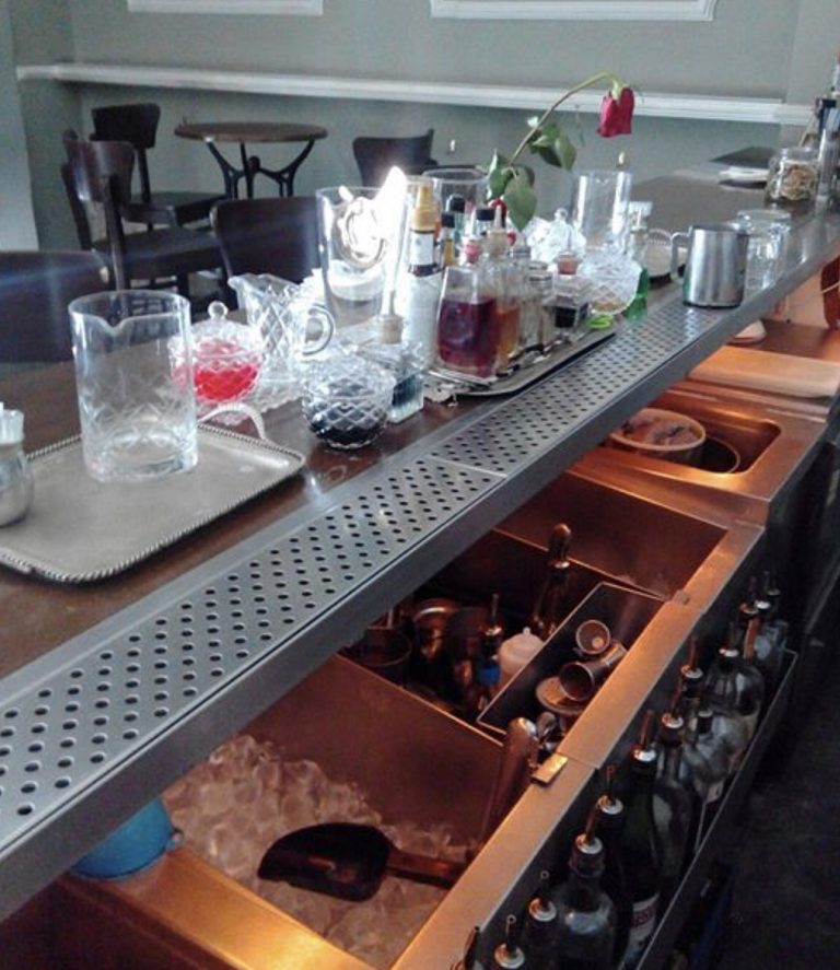 DISEÑO FABRICACIÓN INSTALACIÓN DE BARRAS Y ESTACIONES DE COCTELERÍA EN