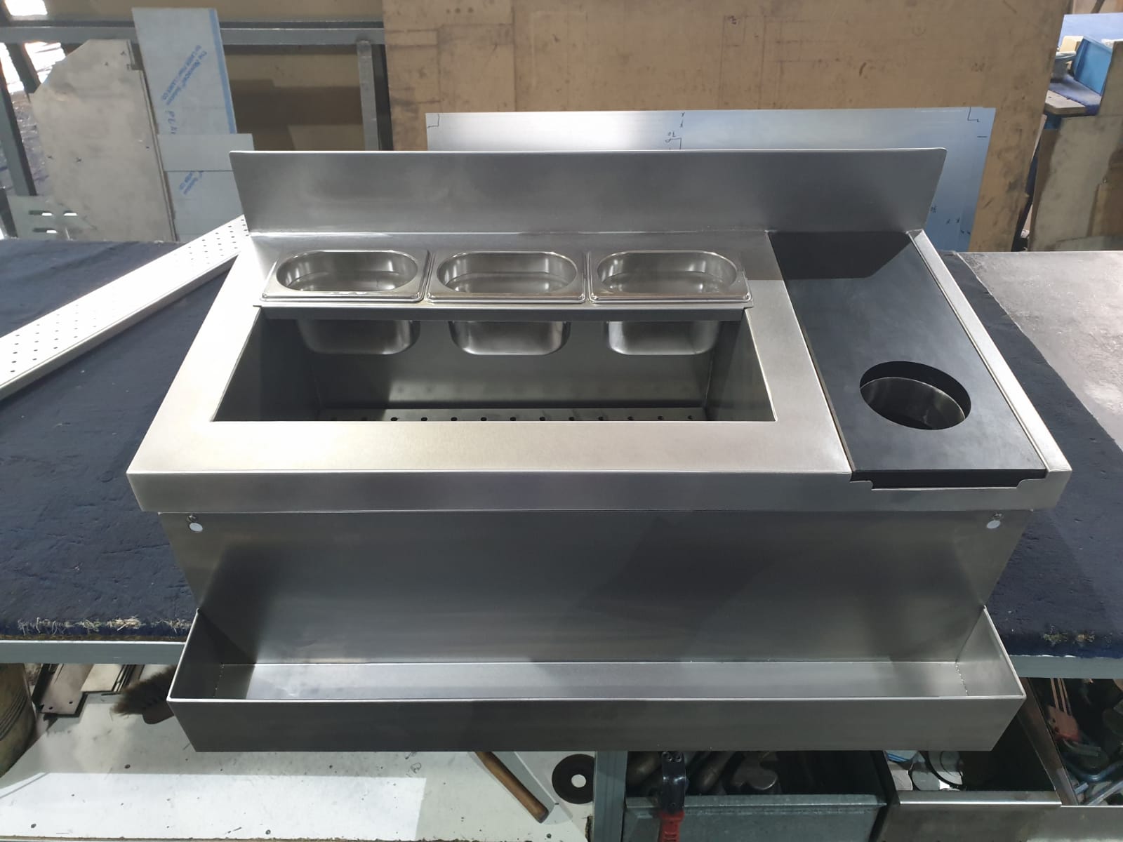 Servicio integral para negocios de Coctelería con estaciones o barras para cocteles. Proyectos personalizados para hoteles, restaurantes, bares, pubs, terrazas, discotecas, etc. Coctelería para Horeca Hostelería Restauración #MobiliarioCocteleria#InstalacionMontajeCocteleria #MenajeCocktail #FabricanteBarraCocteleria Proceso de producción de nuevas estaciones de coctelería en nuestra fábrica. Realizamos además todo tipo de barras de coctelería cocktail a medida para hostelería horeca, somos además especialistas en todo tipo de mobiliario, accesorios, menaje, vajillas, utensilios y herramientas parar coctel cocteleria coctelería #EstacionesCocteleria #BarrasCocteleria#UtensiliosAccesoriosCocktail #CocktailMadrid