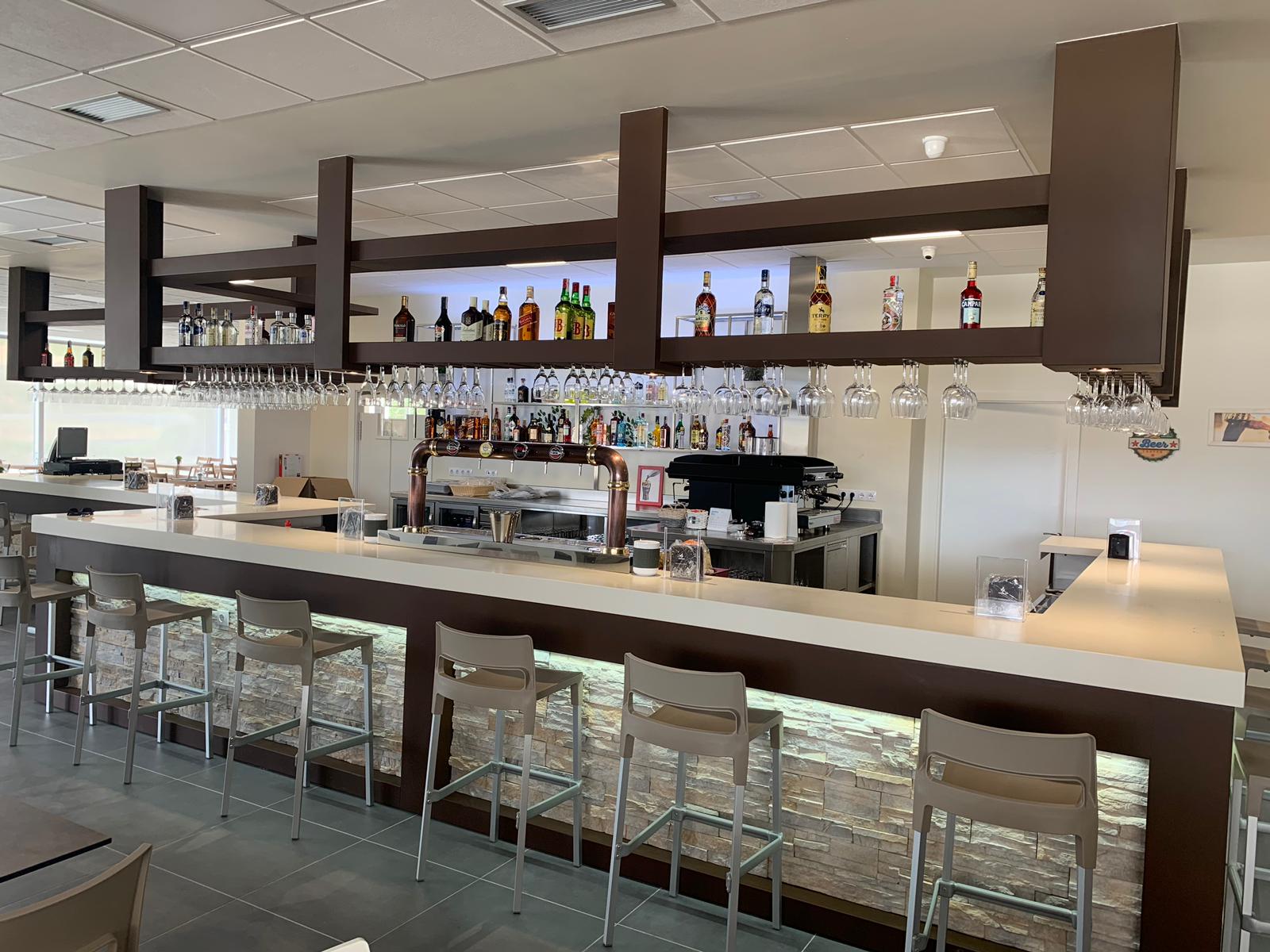 Diseño, Fabricación, instalación y montaje de bar restaurante en Ponferrada a través de nuestro distribuidor de Galicia. Proyecto integral con medición, replanteo y fabricación a medida de todo el mobiliario exterior e interior, mobiliario acero inoxidable con cocina industrial Monoblock, barra totalmente a medida con utilización de Acero corten, Corian y Piedra. En Aceroinnova somos líderes en la puesta en marcha e implantación de todo tipo de proyectos de hostelería, horeca para restaurantes, hoteles, bares, pubs, discotecas, restauración en general, comedores de empresa colegios o universidades, bufés buffets e industrias de alimentación mediante la utilización de cocinas industriales profesionales monoblock a medida personalizadas e incluso con paneles led. Disponemos de una departamento de diseño, decoración e interiorismo que integrará todo el mobiliario de cocina y zona de comedor para conseguir el éxito necesario en su negocio. Realizamos la implantación de todo tipo restaurantes en cualquier parte de España con mobiliario diseñado y personalizado que generará la máxima notoriedad entre sus clientes. Además trabajamos tanto en mobiliario profesional de acero inoxidable acero inox, como el mobiliario del comedor y zonas de barra, incluyendo menaje, vajilla, estaciones barras de coctelería, mobiliario accesorio, hornos, parrillas, iluminación led, aire acondicionado climatización, extractores de humos integrados y rotulación exterior para conseguir la mejor imagen para su lanzamiento. Por último, realizamos reformas integrales de restaurantes y cocinas industriales para el relanzamiento de negocios. Proyecto lleva en mano con la máxima calidad y el mejor diseño e incluso podemos realizarle su proyecto en infografía 3d para que pueda apreciar todos los detalles a realizar antes de realizar la instalación en su local comercial.