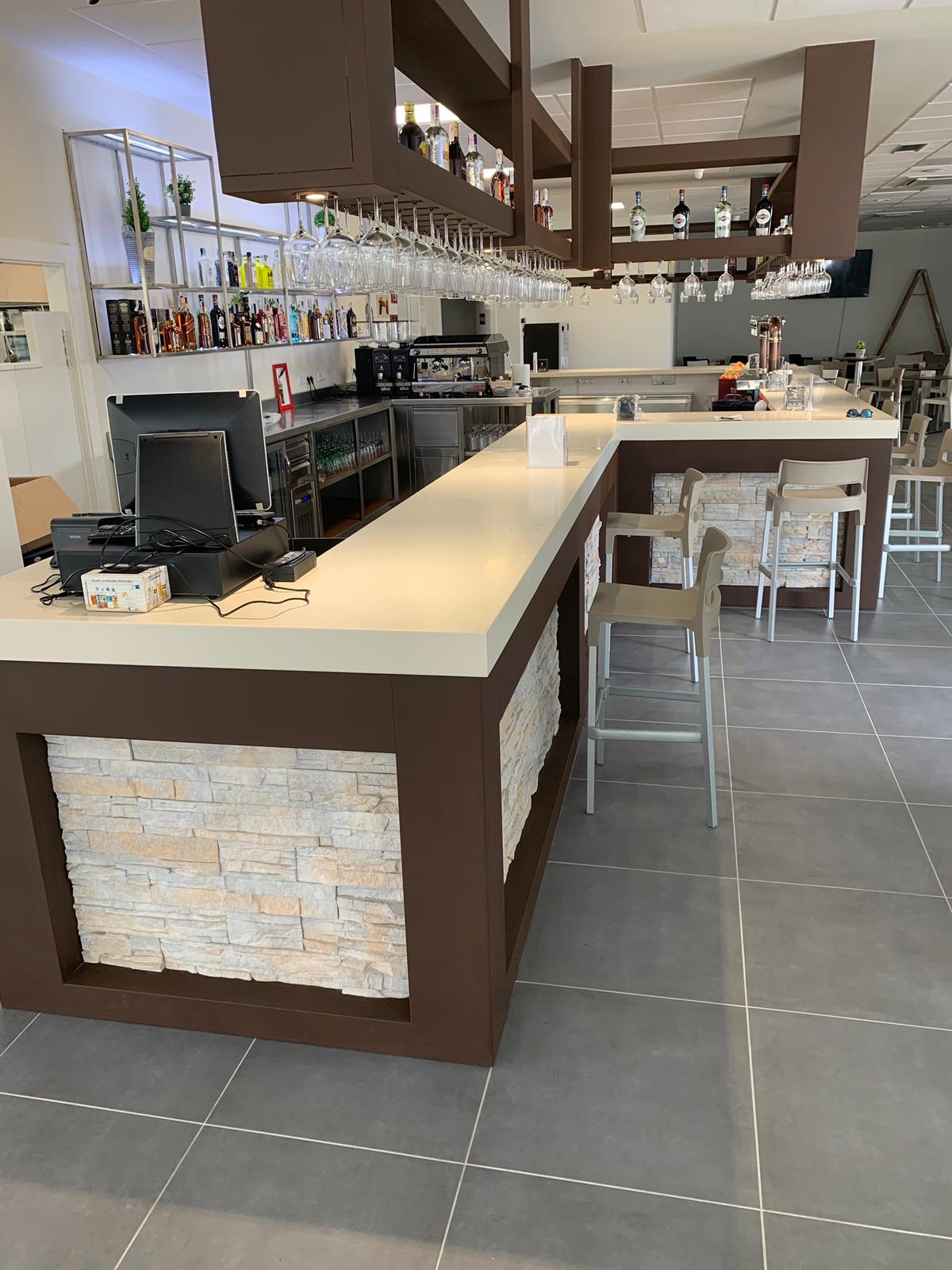 Diseño, Fabricación, instalación y montaje de bar restaurante en Ponferrada a través de nuestro distribuidor de Galicia. Proyecto integral con medición, replanteo y fabricación a medida de todo el mobiliario exterior e interior, mobiliario acero inoxidable con cocina industrial Monoblock, barra totalmente a medida con utilización de Acero corten, Corian y Piedra. En Aceroinnova somos líderes en la puesta en marcha e implantación de todo tipo de proyectos de hostelería, horeca para restaurantes, hoteles, bares, pubs, discotecas, restauración en general, comedores de empresa colegios o universidades, bufés buffets e industrias de alimentación mediante la utilización de cocinas industriales profesionales monoblock a medida personalizadas e incluso con paneles led. Disponemos de una departamento de diseño, decoración e interiorismo que integrará todo el mobiliario de cocina y zona de comedor para conseguir el éxito necesario en su negocio. Realizamos la implantación de todo tipo restaurantes en cualquier parte de España con mobiliario diseñado y personalizado que generará la máxima notoriedad entre sus clientes. Además trabajamos tanto en mobiliario profesional de acero inoxidable acero inox, como el mobiliario del comedor y zonas de barra, incluyendo menaje, vajilla, estaciones barras de coctelería, mobiliario accesorio, hornos, parrillas, iluminación led, aire acondicionado climatización, extractores de humos integrados y rotulación exterior para conseguir la mejor imagen para su lanzamiento. Por último, realizamos reformas integrales de restaurantes y cocinas industriales para el relanzamiento de negocios. Proyecto lleva en mano con la máxima calidad y el mejor diseño e incluso podemos realizarle su proyecto en infografía 3d para que pueda apreciar todos los detalles a realizar antes de realizar la instalación en su local comercial.
