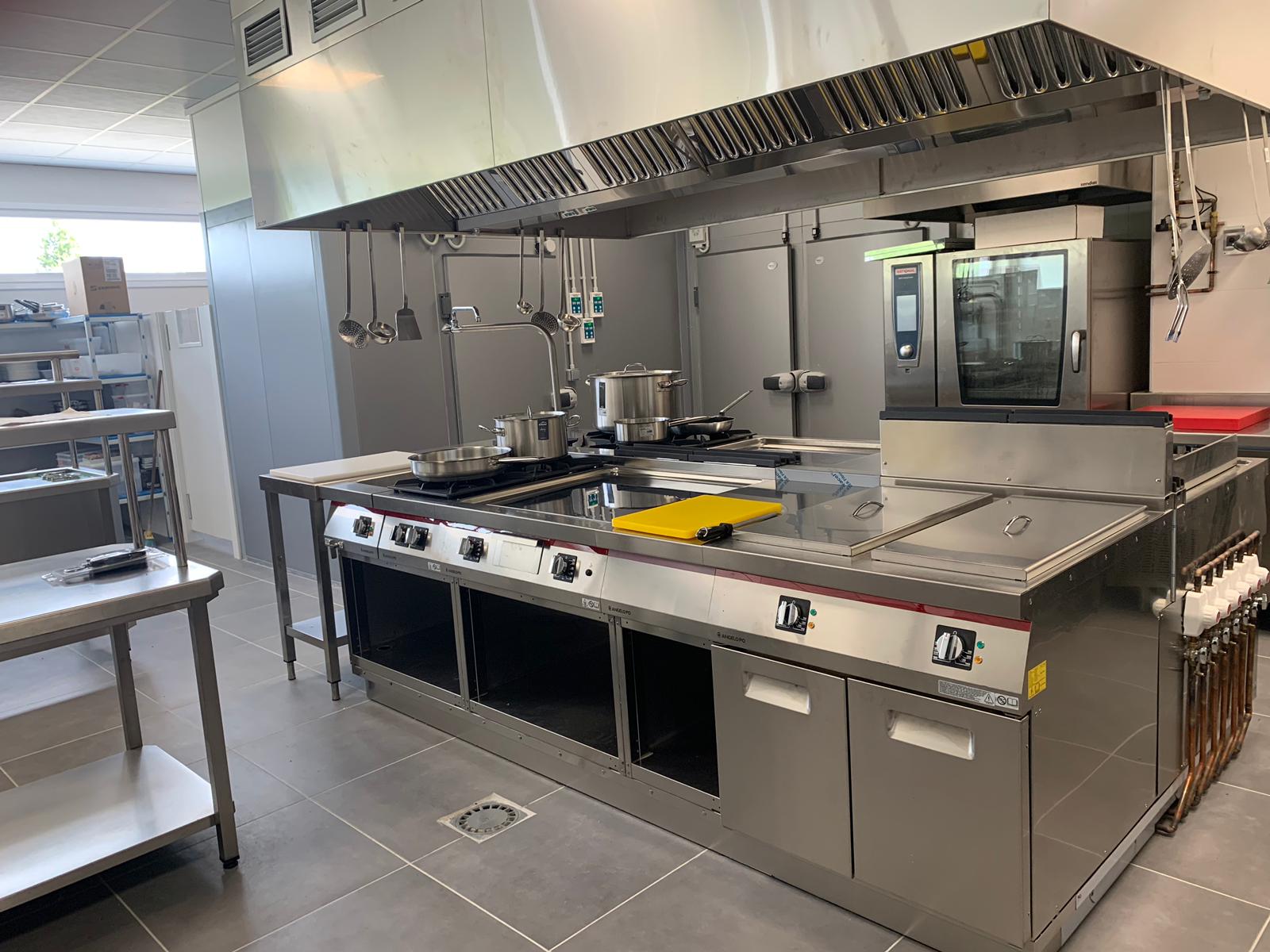 Diseño, Fabricación, instalación y montaje de bar restaurante en Ponferrada a través de nuestro distribuidor de Galicia. Proyecto integral con medición, replanteo y fabricación a medida de todo el mobiliario exterior e interior, mobiliario acero inoxidable con cocina industrial Monoblock, barra totalmente a medida con utilización de Acero corten, Corian y Piedra. En Aceroinnova somos líderes en la puesta en marcha e implantación de todo tipo de proyectos de hostelería, horeca para restaurantes, hoteles, bares, pubs, discotecas, restauración en general, comedores de empresa colegios o universidades, bufés buffets e industrias de alimentación mediante la utilización de cocinas industriales profesionales monoblock a medida personalizadas e incluso con paneles led. Disponemos de una departamento de diseño, decoración e interiorismo que integrará todo el mobiliario de cocina y zona de comedor para conseguir el éxito necesario en su negocio. Realizamos la implantación de todo tipo restaurantes en cualquier parte de España con mobiliario diseñado y personalizado que generará la máxima notoriedad entre sus clientes. Además trabajamos tanto en mobiliario profesional de acero inoxidable acero inox, como el mobiliario del comedor y zonas de barra, incluyendo menaje, vajilla, estaciones barras de coctelería, mobiliario accesorio, hornos, parrillas, iluminación led, aire acondicionado climatización, extractores de humos integrados y rotulación exterior para conseguir la mejor imagen para su lanzamiento. Por último, realizamos reformas integrales de restaurantes y cocinas industriales para el relanzamiento de negocios. Proyecto lleva en mano con la máxima calidad y el mejor diseño e incluso podemos realizarle su proyecto en infografía 3d para que pueda apreciar todos los detalles a realizar antes de realizar la instalación en su local comercial.