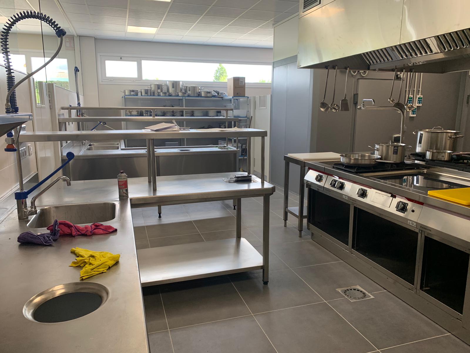 Diseño, Fabricación, instalación y montaje de bar restaurante en Ponferrada a través de nuestro distribuidor de Galicia. Proyecto integral con medición, replanteo y fabricación a medida de todo el mobiliario exterior e interior, mobiliario acero inoxidable con cocina industrial Monoblock, barra totalmente a medida con utilización de Acero corten, Corian y Piedra. En Aceroinnova somos líderes en la puesta en marcha e implantación de todo tipo de proyectos de hostelería, horeca para restaurantes, hoteles, bares, pubs, discotecas, restauración en general, comedores de empresa colegios o universidades, bufés buffets e industrias de alimentación mediante la utilización de cocinas industriales profesionales monoblock a medida personalizadas e incluso con paneles led. Disponemos de una departamento de diseño, decoración e interiorismo que integrará todo el mobiliario de cocina y zona de comedor para conseguir el éxito necesario en su negocio. Realizamos la implantación de todo tipo restaurantes en cualquier parte de España con mobiliario diseñado y personalizado que generará la máxima notoriedad entre sus clientes. Además trabajamos tanto en mobiliario profesional de acero inoxidable acero inox, como el mobiliario del comedor y zonas de barra, incluyendo menaje, vajilla, estaciones barras de coctelería, mobiliario accesorio, hornos, parrillas, iluminación led, aire acondicionado climatización, extractores de humos integrados y rotulación exterior para conseguir la mejor imagen para su lanzamiento. Por último, realizamos reformas integrales de restaurantes y cocinas industriales para el relanzamiento de negocios. Proyecto lleva en mano con la máxima calidad y el mejor diseño e incluso podemos realizarle su proyecto en infografía 3d para que pueda apreciar todos los detalles a realizar antes de realizar la instalación en su local comercial.