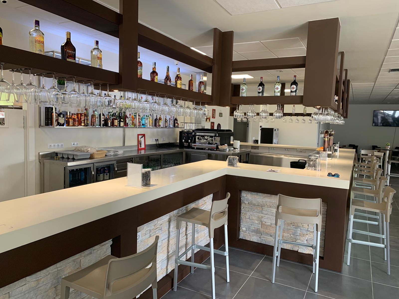 Diseño, Fabricación, instalación y montaje de bar restaurante en Ponferrada a través de nuestro distribuidor de Galicia. Proyecto integral con medición, replanteo y fabricación a medida de todo el mobiliario exterior e interior, mobiliario acero inoxidable con cocina industrial Monoblock, barra totalmente a medida con utilización de Acero corten, Corian y Piedra. En Aceroinnova somos líderes en la puesta en marcha e implantación de todo tipo de proyectos de hostelería, horeca para restaurantes, hoteles, bares, pubs, discotecas, restauración en general, comedores de empresa colegios o universidades, bufés buffets e industrias de alimentación mediante la utilización de cocinas industriales profesionales monoblock a medida personalizadas e incluso con paneles led. Disponemos de una departamento de diseño, decoración e interiorismo que integrará todo el mobiliario de cocina y zona de comedor para conseguir el éxito necesario en su negocio. Realizamos la implantación de todo tipo restaurantes en cualquier parte de España con mobiliario diseñado y personalizado que generará la máxima notoriedad entre sus clientes. Además trabajamos tanto en mobiliario profesional de acero inoxidable acero inox, como el mobiliario del comedor y zonas de barra, incluyendo menaje, vajilla, estaciones barras de coctelería, mobiliario accesorio, hornos, parrillas, iluminación led, aire acondicionado climatización, extractores de humos integrados y rotulación exterior para conseguir la mejor imagen para su lanzamiento. Por último, realizamos reformas integrales de restaurantes y cocinas industriales para el relanzamiento de negocios. Proyecto lleva en mano con la máxima calidad y el mejor diseño e incluso podemos realizarle su proyecto en infografía 3d para que pueda apreciar todos los detalles a realizar antes de realizar la instalación en su local comercial.
