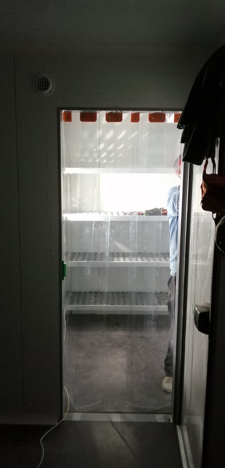 DISEÑO, FABRICACIÓN E INSTALACIÓN DE CÁMARAS DE FRÍO, REFRIGERACIÓN Y CONGELACIÓN CON ESTANTERÍA EN ACEROINOXIDABLE PARA DOMINOS PIZZA HUELVA. INSTALADORA INTEGRAL PARA EMPRESAS Y FRANQUICIAS DE HOSTELERÍA HORECA RESTAURACIÓN. Aceroinnova ha sido la empresa elegida por Dominos Pizza Huelva para el montaje de sus cámaras de frío, refrigeración y congelación con estanterías metálicas en aceroinoxidable acero inox. Ha sido un placer trabajar con una empresa de reconocido prestigio dentro de la hosteleria. Aceroinnova realiza todo tipo de trabajos e instalaciones para franquicias, tanto para franquiciadores como franquiciados, aportando toda nuestra experiencia como empresa instaladora de mobiliario, maquinaria y todo tipo de instalaciones para la hosteleria, restauración, horeca en toda España. Consulte su presupuesto sin compromiso, somos profesionales de prestigio dentro del sector.