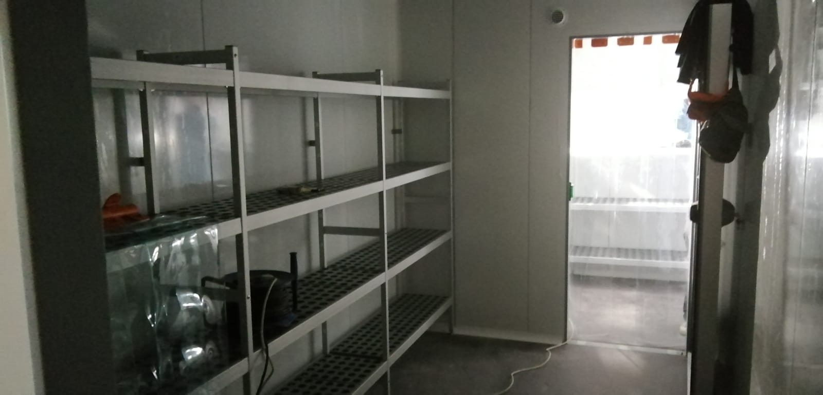 DISEÑO, FABRICACIÓN E INSTALACIÓN DE CÁMARAS DE FRÍO, REFRIGERACIÓN Y CONGELACIÓN CON ESTANTERÍA EN ACEROINOXIDABLE PARA DOMINOS PIZZA HUELVA. INSTALADORA INTEGRAL PARA EMPRESAS Y FRANQUICIAS DE HOSTELERÍA HORECA RESTAURACIÓN. Aceroinnova ha sido la empresa elegida por Dominos Pizza Huelva para el montaje de sus cámaras de frío, refrigeración y congelación con estanterías metálicas en aceroinoxidable acero inox. Ha sido un placer trabajar con una empresa de reconocido prestigio dentro de la hosteleria. Aceroinnova realiza todo tipo de trabajos e instalaciones para franquicias, tanto para franquiciadores como franquiciados, aportando toda nuestra experiencia como empresa instaladora de mobiliario, maquinaria y todo tipo de instalaciones para la hosteleria, restauración, horeca en toda España. Consulte su presupuesto sin compromiso, somos profesionales de prestigio dentro del sector.