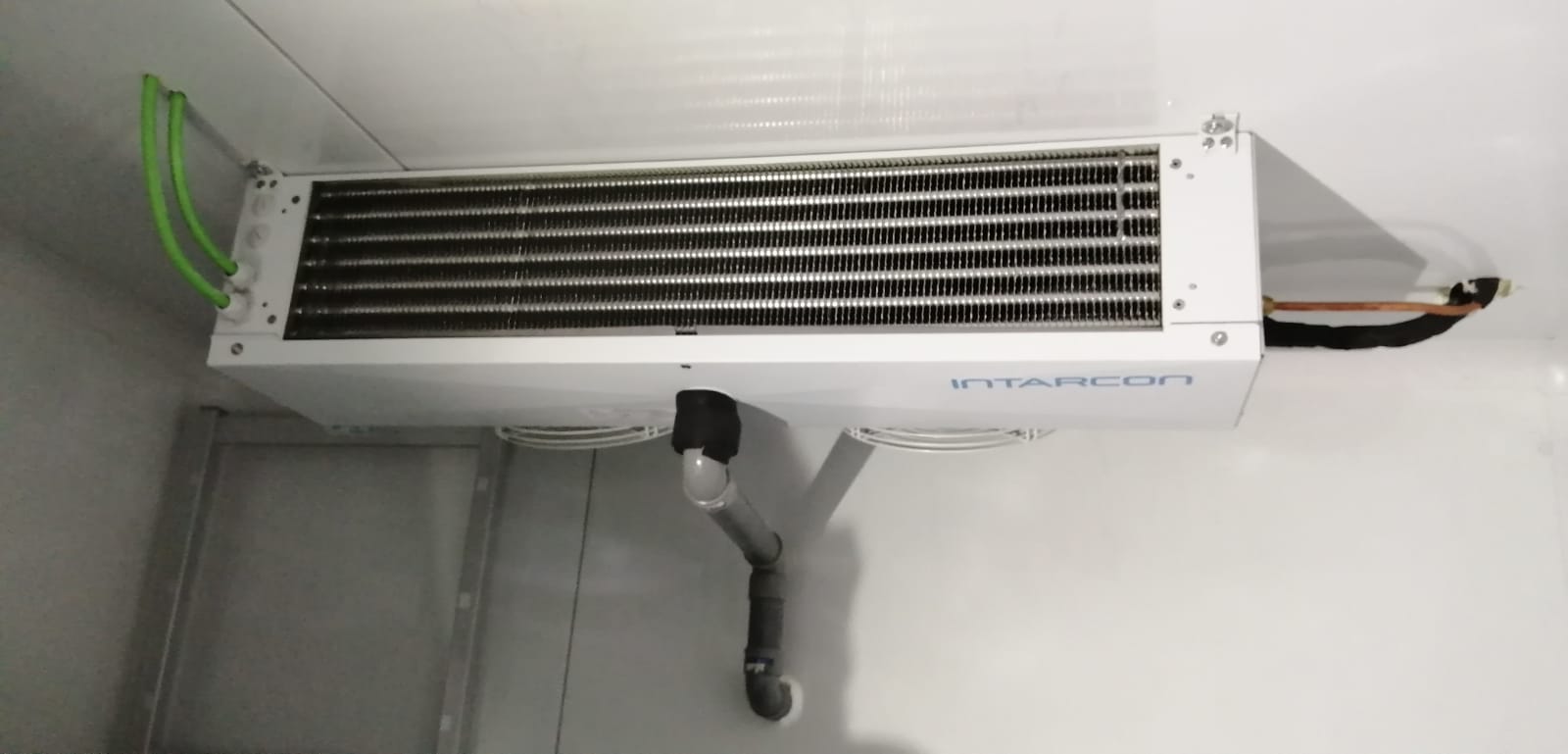 DISEÑO, FABRICACIÓN E INSTALACIÓN DE CÁMARAS DE FRÍO, REFRIGERACIÓN Y CONGELACIÓN CON ESTANTERÍA EN ACEROINOXIDABLE PARA DOMINOS PIZZA HUELVA. INSTALADORA INTEGRAL PARA EMPRESAS Y FRANQUICIAS DE HOSTELERÍA HORECA RESTAURACIÓN. Aceroinnova ha sido la empresa elegida por Dominos Pizza Huelva para el montaje de sus cámaras de frío, refrigeración y congelación con estanterías metálicas en aceroinoxidable acero inox. Ha sido un placer trabajar con una empresa de reconocido prestigio dentro de la hosteleria. Aceroinnova realiza todo tipo de trabajos e instalaciones para franquicias, tanto para franquiciadores como franquiciados, aportando toda nuestra experiencia como empresa instaladora de mobiliario, maquinaria y todo tipo de instalaciones para la hosteleria, restauración, horeca en toda España. Consulte su presupuesto sin compromiso, somos profesionales de prestigio dentro del sector.