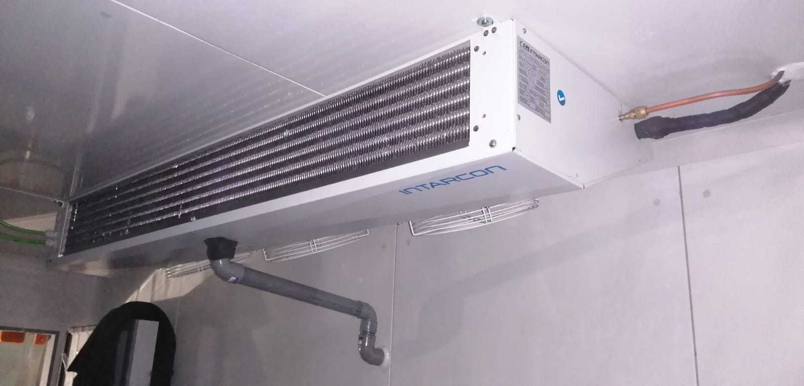 DISEÑO, FABRICACIÓN E INSTALACIÓN DE CÁMARAS DE FRÍO, REFRIGERACIÓN Y CONGELACIÓN CON ESTANTERÍA EN ACEROINOXIDABLE PARA DOMINOS PIZZA HUELVA. INSTALADORA INTEGRAL PARA EMPRESAS Y FRANQUICIAS DE HOSTELERÍA HORECA RESTAURACIÓN. Aceroinnova ha sido la empresa elegida por Dominos Pizza Huelva para el montaje de sus cámaras de frío, refrigeración y congelación con estanterías metálicas en aceroinoxidable acero inox. Ha sido un placer trabajar con una empresa de reconocido prestigio dentro de la hosteleria. Aceroinnova realiza todo tipo de trabajos e instalaciones para franquicias, tanto para franquiciadores como franquiciados, aportando toda nuestra experiencia como empresa instaladora de mobiliario, maquinaria y todo tipo de instalaciones para la hosteleria, restauración, horeca en toda España. Consulte su presupuesto sin compromiso, somos profesionales de prestigio dentro del sector.