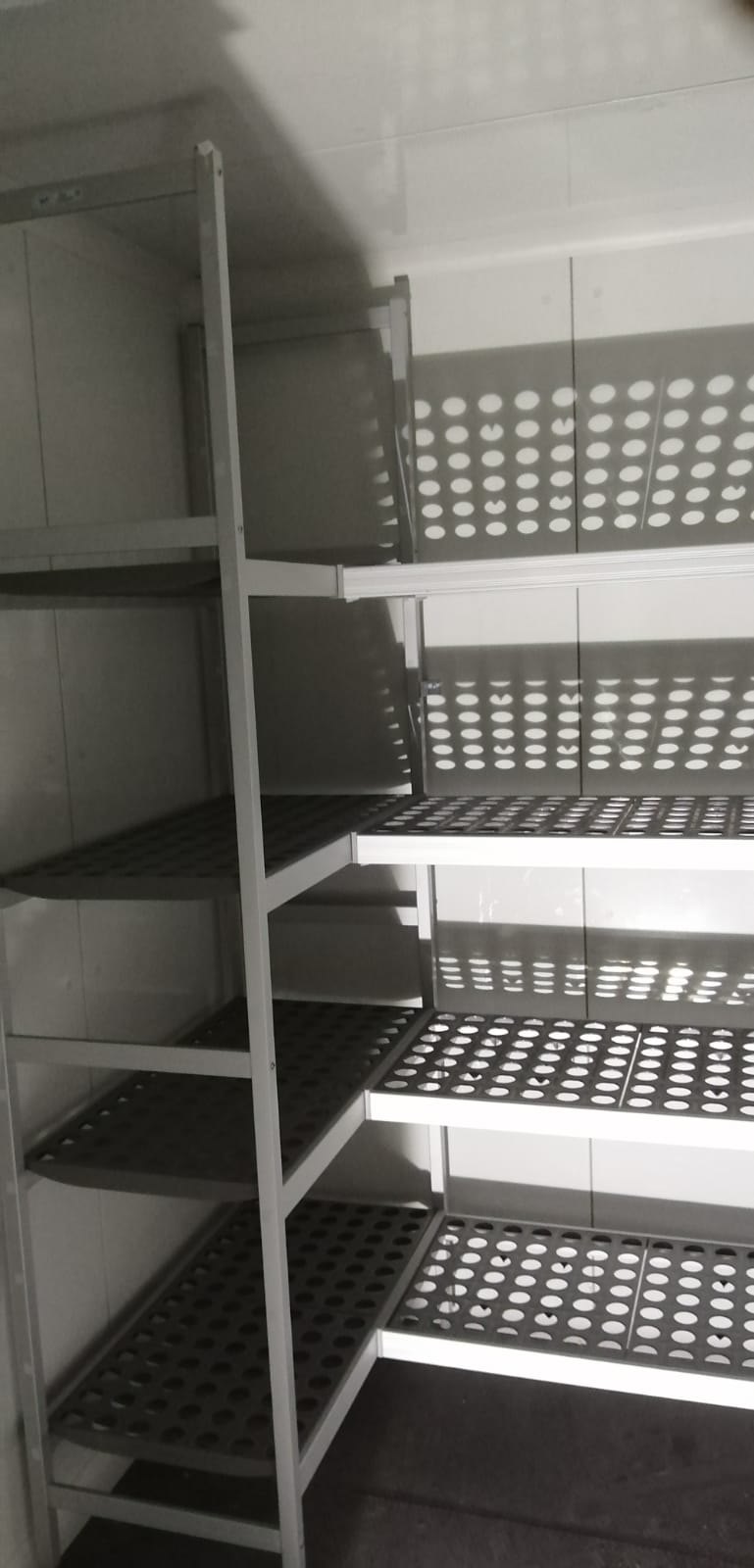 DISEÑO, FABRICACIÓN E INSTALACIÓN DE CÁMARAS DE FRÍO, REFRIGERACIÓN Y CONGELACIÓN CON ESTANTERÍA EN ACEROINOXIDABLE PARA DOMINOS PIZZA HUELVA. INSTALADORA INTEGRAL PARA EMPRESAS Y FRANQUICIAS DE HOSTELERÍA HORECA RESTAURACIÓN. Aceroinnova ha sido la empresa elegida por Dominos Pizza Huelva para el montaje de sus cámaras de frío, refrigeración y congelación con estanterías metálicas en aceroinoxidable acero inox. Ha sido un placer trabajar con una empresa de reconocido prestigio dentro de la hosteleria. Aceroinnova realiza todo tipo de trabajos e instalaciones para franquicias, tanto para franquiciadores como franquiciados, aportando toda nuestra experiencia como empresa instaladora de mobiliario, maquinaria y todo tipo de instalaciones para la hosteleria, restauración, horeca en toda España. Consulte su presupuesto sin compromiso, somos profesionales de prestigio dentro del sector.