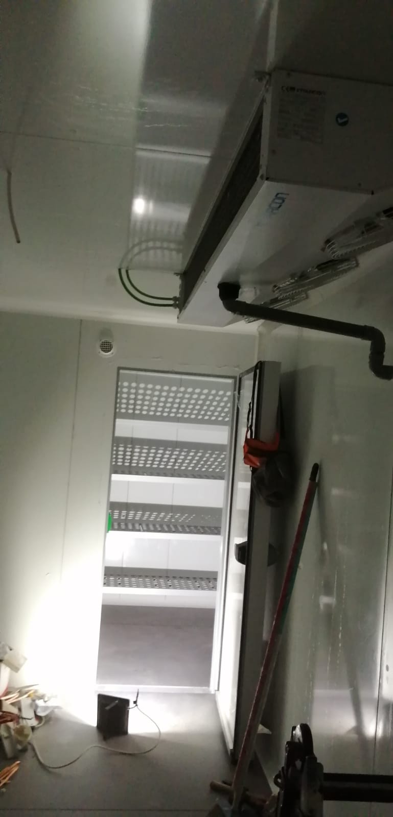DISEÑO, FABRICACIÓN E INSTALACIÓN DE CÁMARAS DE FRÍO, REFRIGERACIÓN Y CONGELACIÓN CON ESTANTERÍA EN ACEROINOXIDABLE PARA DOMINOS PIZZA HUELVA. INSTALADORA INTEGRAL PARA EMPRESAS Y FRANQUICIAS DE HOSTELERÍA HORECA RESTAURACIÓN. Aceroinnova ha sido la empresa elegida por Dominos Pizza Huelva para el montaje de sus cámaras de frío, refrigeración y congelación con estanterías metálicas en aceroinoxidable acero inox. Ha sido un placer trabajar con una empresa de reconocido prestigio dentro de la hosteleria. Aceroinnova realiza todo tipo de trabajos e instalaciones para franquicias, tanto para franquiciadores como franquiciados, aportando toda nuestra experiencia como empresa instaladora de mobiliario, maquinaria y todo tipo de instalaciones para la hosteleria, restauración, horeca en toda España. Consulte su presupuesto sin compromiso, somos profesionales de prestigio dentro del sector.