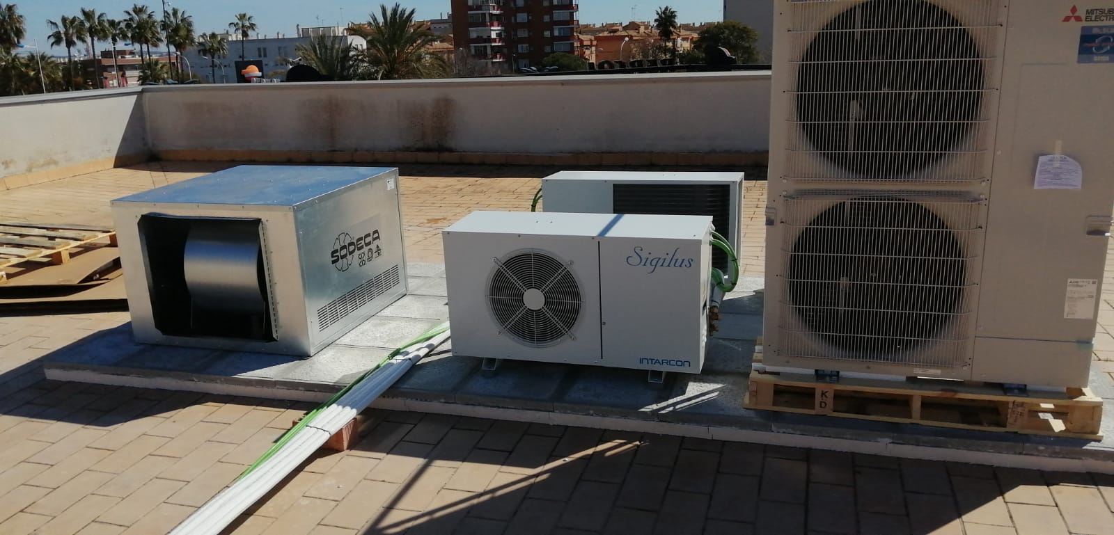DISEÑO, FABRICACIÓN E INSTALACIÓN DE CÁMARAS DE FRÍO, REFRIGERACIÓN Y CONGELACIÓN CON ESTANTERÍA EN ACEROINOXIDABLE PARA DOMINOS PIZZA HUELVA. INSTALADORA INTEGRAL PARA EMPRESAS Y FRANQUICIAS DE HOSTELERÍA HORECA RESTAURACIÓN. Aceroinnova ha sido la empresa elegida por Dominos Pizza Huelva para el montaje de sus cámaras de frío, refrigeración y congelación con estanterías metálicas en aceroinoxidable acero inox. Ha sido un placer trabajar con una empresa de reconocido prestigio dentro de la hosteleria. Aceroinnova realiza todo tipo de trabajos e instalaciones para franquicias, tanto para franquiciadores como franquiciados, aportando toda nuestra experiencia como empresa instaladora de mobiliario, maquinaria y todo tipo de instalaciones para la hosteleria, restauración, horeca en toda España. Consulte su presupuesto sin compromiso, somos profesionales de prestigio dentro del sector.