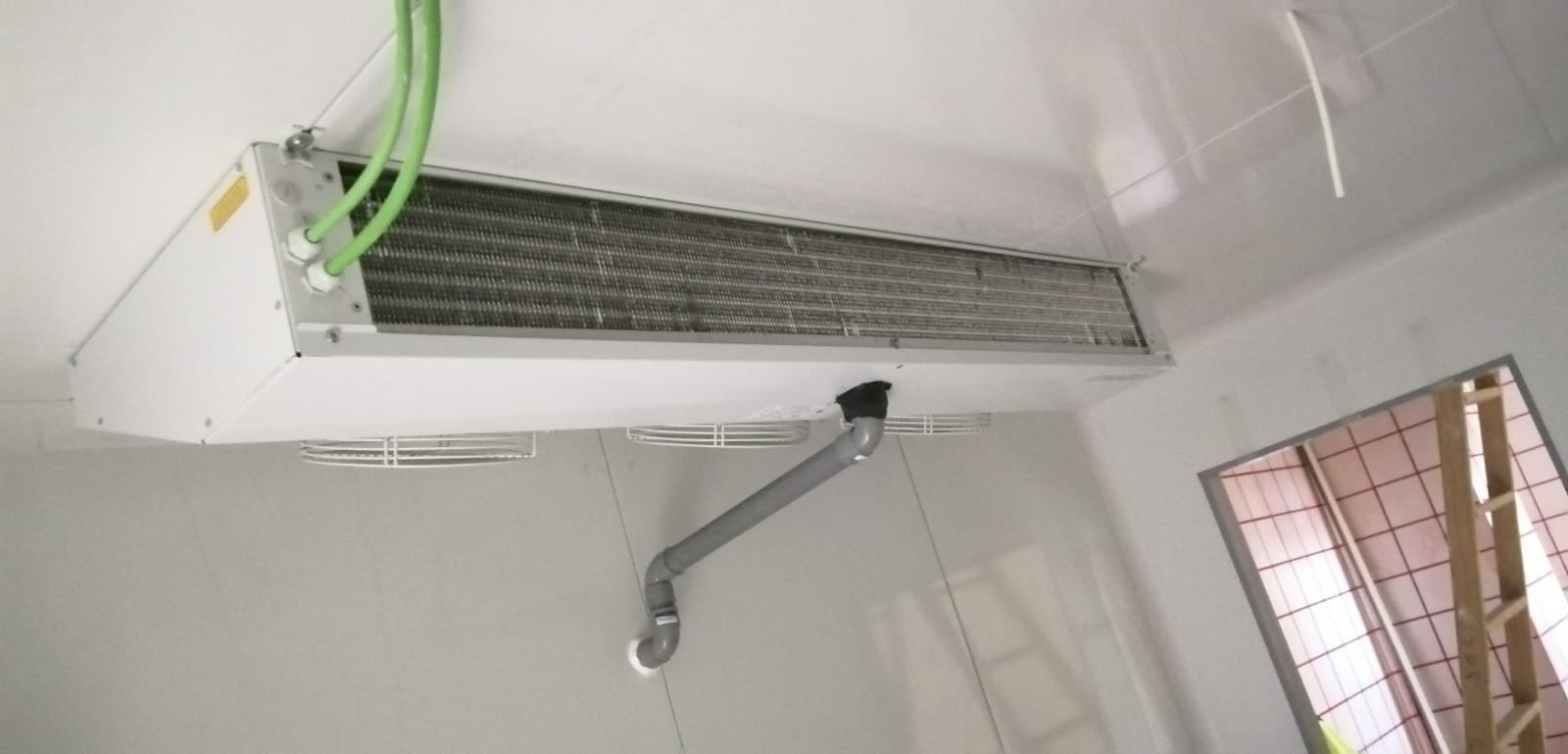 DISEÑO, FABRICACIÓN E INSTALACIÓN DE CÁMARAS DE FRÍO, REFRIGERACIÓN Y CONGELACIÓN CON ESTANTERÍA EN ACEROINOXIDABLE PARA DOMINOS PIZZA HUELVA. INSTALADORA INTEGRAL PARA EMPRESAS Y FRANQUICIAS DE HOSTELERÍA HORECA RESTAURACIÓN. Aceroinnova ha sido la empresa elegida por Dominos Pizza Huelva para el montaje de sus cámaras de frío, refrigeración y congelación con estanterías metálicas en aceroinoxidable acero inox. Ha sido un placer trabajar con una empresa de reconocido prestigio dentro de la hosteleria. Aceroinnova realiza todo tipo de trabajos e instalaciones para franquicias, tanto para franquiciadores como franquiciados, aportando toda nuestra experiencia como empresa instaladora de mobiliario, maquinaria y todo tipo de instalaciones para la hosteleria, restauración, horeca en toda España. Consulte su presupuesto sin compromiso, somos profesionales de prestigio dentro del sector.