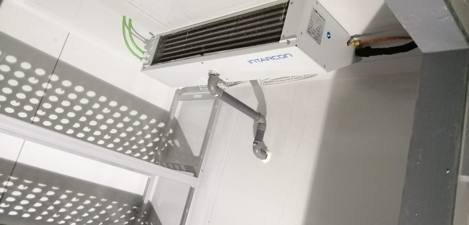 DISEÑO, FABRICACIÓN E INSTALACIÓN DE CÁMARAS DE FRÍO, REFRIGERACIÓN Y CONGELACIÓN CON ESTANTERÍA EN ACEROINOXIDABLE PARA DOMINOS PIZZA HUELVA. INSTALADORA INTEGRAL PARA EMPRESAS Y FRANQUICIAS DE HOSTELERÍA HORECA RESTAURACIÓN. Aceroinnova ha sido la empresa elegida por Dominos Pizza Huelva para el montaje de sus cámaras de frío, refrigeración y congelación con estanterías metálicas en aceroinoxidable acero inox. Ha sido un placer trabajar con una empresa de reconocido prestigio dentro de la hosteleria. Aceroinnova realiza todo tipo de trabajos e instalaciones para franquicias, tanto para franquiciadores como franquiciados, aportando toda nuestra experiencia como empresa instaladora de mobiliario, maquinaria y todo tipo de instalaciones para la hosteleria, restauración, horeca en toda España. Consulte su presupuesto sin compromiso, somos profesionales de prestigio dentro del sector.