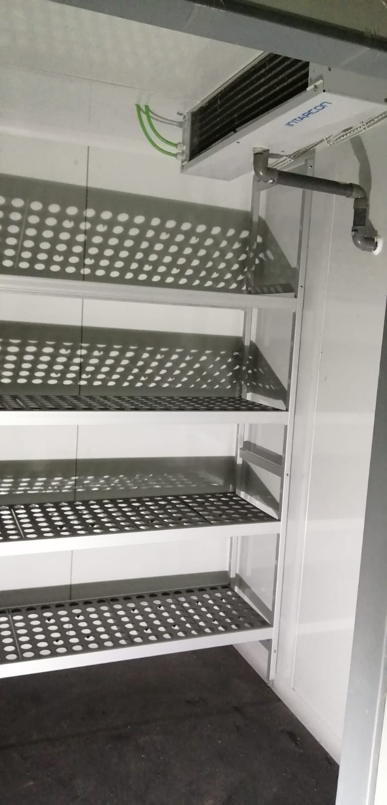 DISEÑO, FABRICACIÓN E INSTALACIÓN DE CÁMARAS DE FRÍO, REFRIGERACIÓN Y CONGELACIÓN CON ESTANTERÍA EN ACEROINOXIDABLE PARA DOMINOS PIZZA HUELVA. INSTALADORA INTEGRAL PARA EMPRESAS Y FRANQUICIAS DE HOSTELERÍA HORECA RESTAURACIÓN. Aceroinnova ha sido la empresa elegida por Dominos Pizza Huelva para el montaje de sus cámaras de frío, refrigeración y congelación con estanterías metálicas en aceroinoxidable acero inox. Ha sido un placer trabajar con una empresa de reconocido prestigio dentro de la hosteleria. Aceroinnova realiza todo tipo de trabajos e instalaciones para franquicias, tanto para franquiciadores como franquiciados, aportando toda nuestra experiencia como empresa instaladora de mobiliario, maquinaria y todo tipo de instalaciones para la hosteleria, restauración, horeca en toda España. Consulte su presupuesto sin compromiso, somos profesionales de prestigio dentro del sector.