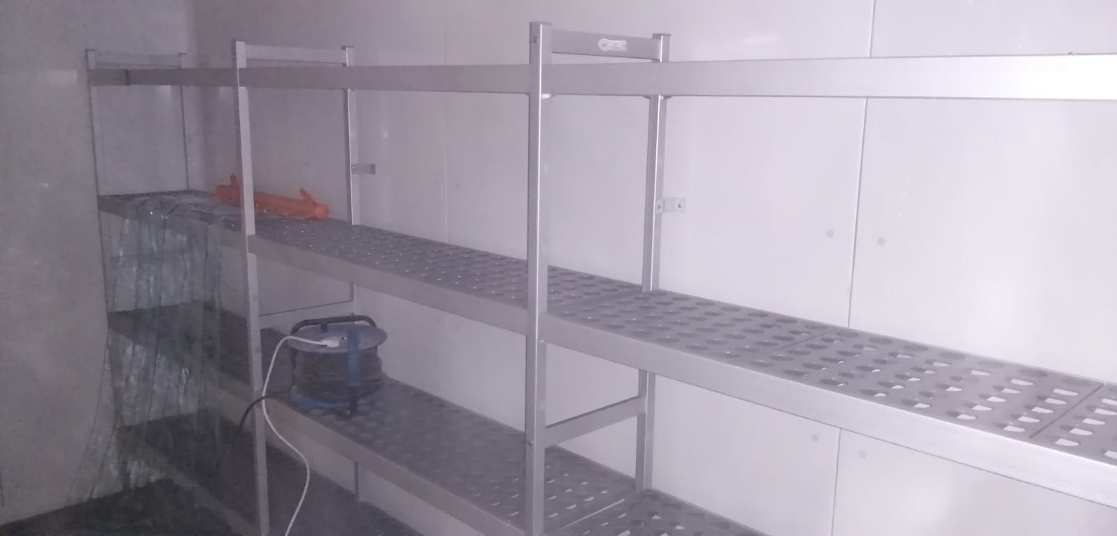 DISEÑO, FABRICACIÓN E INSTALACIÓN DE CÁMARAS DE FRÍO, REFRIGERACIÓN Y CONGELACIÓN CON ESTANTERÍA EN ACEROINOXIDABLE PARA DOMINOS PIZZA HUELVA. INSTALADORA INTEGRAL PARA EMPRESAS Y FRANQUICIAS DE HOSTELERÍA HORECA RESTAURACIÓN. Aceroinnova ha sido la empresa elegida por Dominos Pizza Huelva para el montaje de sus cámaras de frío, refrigeración y congelación con estanterías metálicas en aceroinoxidable acero inox. Ha sido un placer trabajar con una empresa de reconocido prestigio dentro de la hosteleria. Aceroinnova realiza todo tipo de trabajos e instalaciones para franquicias, tanto para franquiciadores como franquiciados, aportando toda nuestra experiencia como empresa instaladora de mobiliario, maquinaria y todo tipo de instalaciones para la hosteleria, restauración, horeca en toda España. Consulte su presupuesto sin compromiso, somos profesionales de prestigio dentro del sector.