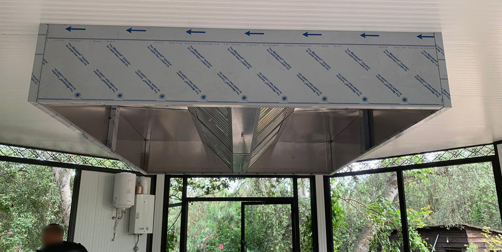 NUEVO PROYECTO LLEVADO A CABO DE RESTAURANTE TERRAZA CENADOR PARA HOSTELERIA RESTAURACIÓN. INSTALACIÓN INTEGRAL DE COCINA INDUSTRIAL PROFESIONAL CON MOBILIARIO, MAQUINARIA, CÁMARAS DE FRÍO, EXTRACTORES, MENAJE EN ACERO INOXIDABLE. Aceroinnova ha realizado un proyecto integral para restaurante terraza cenador que incluye todo tipo de mobiliario de cocina, cocina industrial, muebles acero inoxidable accesorios y de apoyo, menaje, utensilios, cámaras de frío, maquinaria, extractores profesionales para hosteleria, etc. Nuevo proyecto llevado a cabo de restaurante terraza cenador para hosteleria restauración. instalación integral de cocina industrial profesional con mobiliario, maquinaria, cámaras de frío, extractores, menaje en acero inoxidable. Somos especialistas en diseño implantación y lanzamiento de proyectos de restaurantes, pues disponemos de departamento de diseño, fábrica propia e instaladores profesionales que montan proyectos en toda España y Portugal. Somos fabricantes con gran experiencia en el sector de la hostelería.