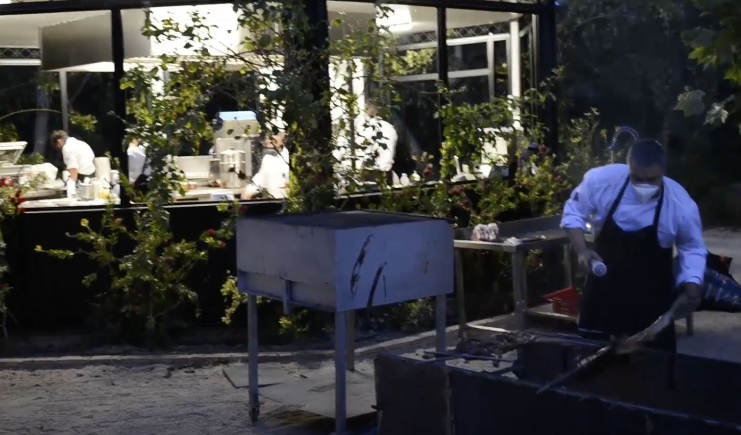 NUEVO PROYECTO LLEVADO A CABO DE RESTAURANTE TERRAZA CENADOR PARA HOSTELERIA RESTAURACIÓN. INSTALACIÓN INTEGRAL DE COCINA INDUSTRIAL PROFESIONAL CON MOBILIARIO, MAQUINARIA, CÁMARAS DE FRÍO, EXTRACTORES, MENAJE EN ACERO INOXIDABLE. Aceroinnova ha realizado un proyecto integral para restaurante terraza cenador que incluye todo tipo de mobiliario de cocina, cocina industrial, muebles acero inoxidable accesorios y de apoyo, menaje, utensilios, cámaras de frío, maquinaria, extractores profesionales para hosteleria, etc. Nuevo proyecto llevado a cabo de restaurante terraza cenador para hosteleria restauración. instalación integral de cocina industrial profesional con mobiliario, maquinaria, cámaras de frío, extractores, menaje en acero inoxidable. Somos especialistas en diseño implantación y lanzamiento de proyectos de restaurantes, pues disponemos de departamento de diseño, fábrica propia e instaladores profesionales que montan proyectos en toda España y Portugal. Somos fabricantes con gran experiencia en el sector de la hostelería.