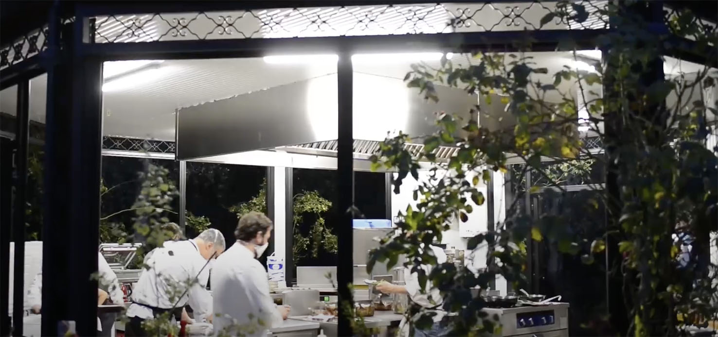 NUEVO PROYECTO LLEVADO A CABO DE RESTAURANTE TERRAZA CENADOR PARA HOSTELERIA RESTAURACIÓN. INSTALACIÓN INTEGRAL DE COCINA INDUSTRIAL PROFESIONAL CON MOBILIARIO, MAQUINARIA, CÁMARAS DE FRÍO, EXTRACTORES, MENAJE EN ACERO INOXIDABLE. Aceroinnova ha realizado un proyecto integral para restaurante terraza cenador que incluye todo tipo de mobiliario de cocina, cocina industrial, muebles acero inoxidable accesorios y de apoyo, menaje, utensilios, cámaras de frío, maquinaria, extractores profesionales para hosteleria, etc. Nuevo proyecto llevado a cabo de restaurante terraza cenador para hosteleria restauración. instalación integral de cocina industrial profesional con mobiliario, maquinaria, cámaras de frío, extractores, menaje en acero inoxidable. Somos especialistas en diseño implantación y lanzamiento de proyectos de restaurantes, pues disponemos de departamento de diseño, fábrica propia e instaladores profesionales que montan proyectos en toda España y Portugal. Somos fabricantes con gran experiencia en el sector de la hostelería.