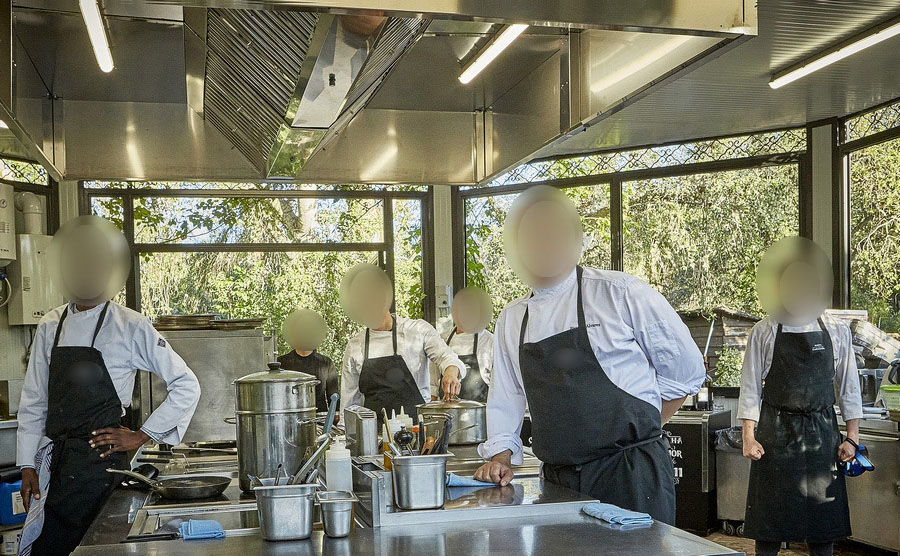 NUEVO PROYECTO LLEVADO A CABO DE RESTAURANTE TERRAZA CENADOR PARA HOSTELERIA RESTAURACIÓN. INSTALACIÓN INTEGRAL DE COCINA INDUSTRIAL PROFESIONAL CON MOBILIARIO, MAQUINARIA, CÁMARAS DE FRÍO, EXTRACTORES, MENAJE EN ACERO INOXIDABLE. Aceroinnova ha realizado un proyecto integral para restaurante terraza cenador que incluye todo tipo de mobiliario de cocina, cocina industrial, muebles acero inoxidable accesorios y de apoyo, menaje, utensilios, cámaras de frío, maquinaria, extractores profesionales para hosteleria, etc. Nuevo proyecto llevado a cabo de restaurante terraza cenador para hosteleria restauración. instalación integral de cocina industrial profesional con mobiliario, maquinaria, cámaras de frío, extractores, menaje en acero inoxidable. Somos especialistas en diseño implantación y lanzamiento de proyectos de restaurantes, pues disponemos de departamento de diseño, fábrica propia e instaladores profesionales que montan proyectos en toda España y Portugal. Somos fabricantes con gran experiencia en el sector de la hostelería.