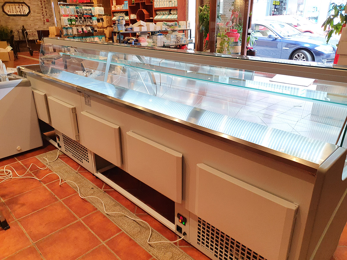 VITRINAS REFRIGERADAS PARA ZONA DE CHACUTERÍA DE BODEGA EN MADRID. PROYECTO DE MOBILIARIO PARA TIENDA DE ALIMENTACIÓN. Aceroinnova ha instalado vitrinas refrigeradas vitrinas de frío para la zona de charcutería de una bodega en Madrid. En Aceroinnova disponemos de un área de servicio exclusivo para el diseño, fabricación y montaje integral de tiendas y empresas de alimentación con venta al público, dónde realizamos el mobiliario, la maquinaria, las cámaras de frío y conservación para todos tipo de productos alimenticios.