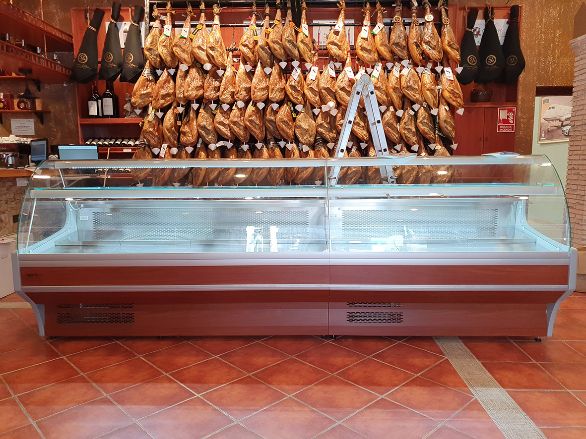 VITRINAS REFRIGERADAS PARA ZONA DE CHACUTERÍA DE BODEGA EN MADRID. PROYECTO DE MOBILIARIO PARA TIENDA DE ALIMENTACIÓN. Aceroinnova ha instalado vitrinas refrigeradas vitrinas de frío para la zona de charcutería de una bodega en Madrid. En Aceroinnova disponemos de un área de servicio exclusivo para el diseño, fabricación y montaje integral de tiendas y empresas de alimentación con venta al público, dónde realizamos el mobiliario, la maquinaria, las cámaras de frío y conservación para todos tipo de productos alimenticios.
