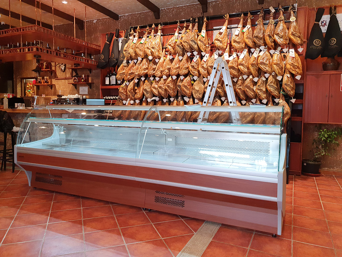 VITRINAS REFRIGERADAS PARA ZONA DE CHACUTERÍA DE BODEGA EN MADRID. PROYECTO DE MOBILIARIO PARA TIENDA DE ALIMENTACIÓN. Aceroinnova ha instalado vitrinas refrigeradas vitrinas de frío para la zona de charcutería de una bodega en Madrid. En Aceroinnova disponemos de un área de servicio exclusivo para el diseño, fabricación y montaje integral de tiendas y empresas de alimentación con venta al público, dónde realizamos el mobiliario, la maquinaria, las cámaras de frío y conservación para todos tipo de productos alimenticios.