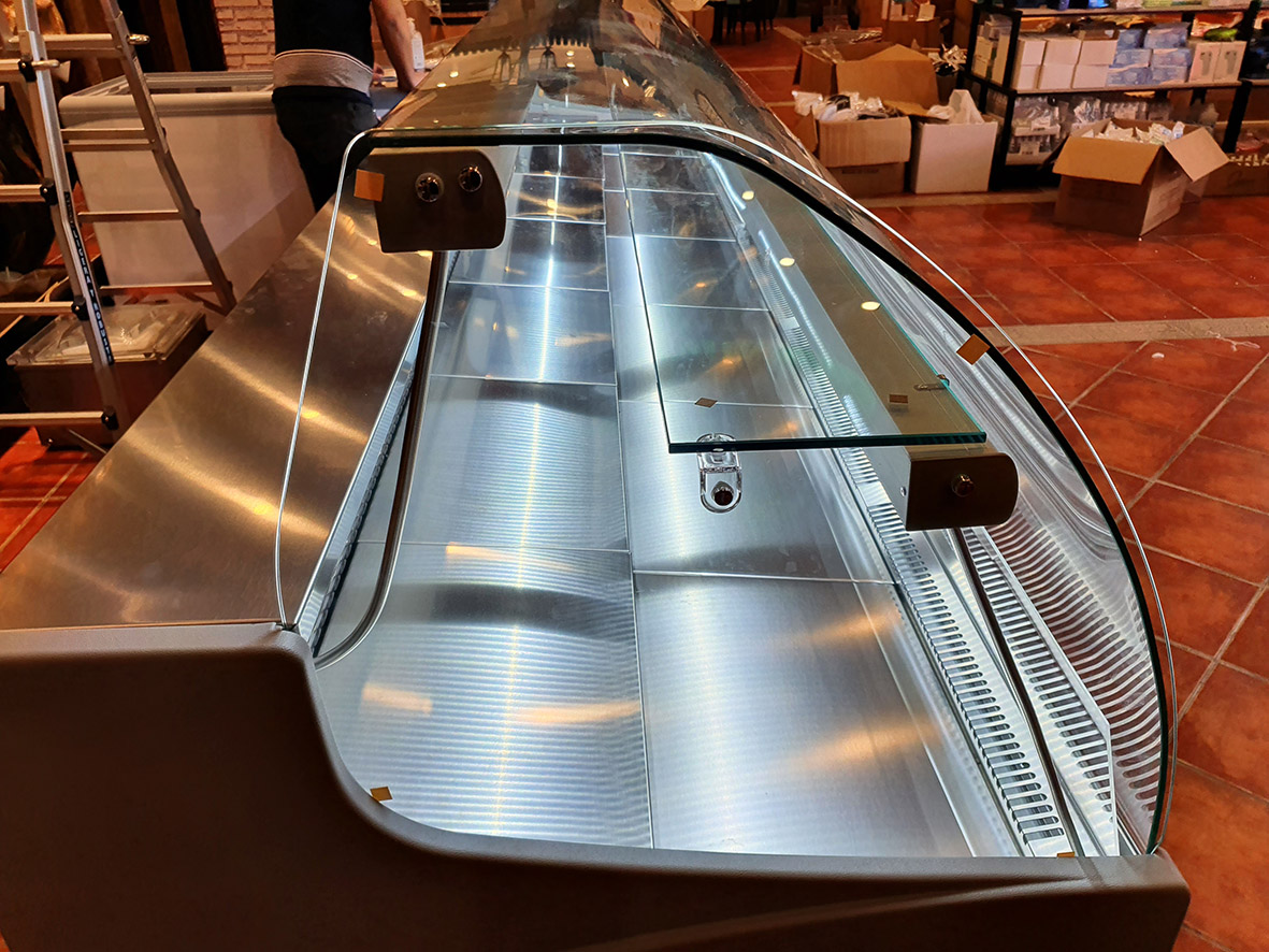VITRINAS REFRIGERADAS PARA ZONA DE CHACUTERÍA DE BODEGA EN MADRID. PROYECTO DE MOBILIARIO PARA TIENDA DE ALIMENTACIÓN. Aceroinnova ha instalado vitrinas refrigeradas vitrinas de frío para la zona de charcutería de una bodega en Madrid. En Aceroinnova disponemos de un área de servicio exclusivo para el diseño, fabricación y montaje integral de tiendas y empresas de alimentación con venta al público, dónde realizamos el mobiliario, la maquinaria, las cámaras de frío y conservación para todos tipo de productos alimenticios.