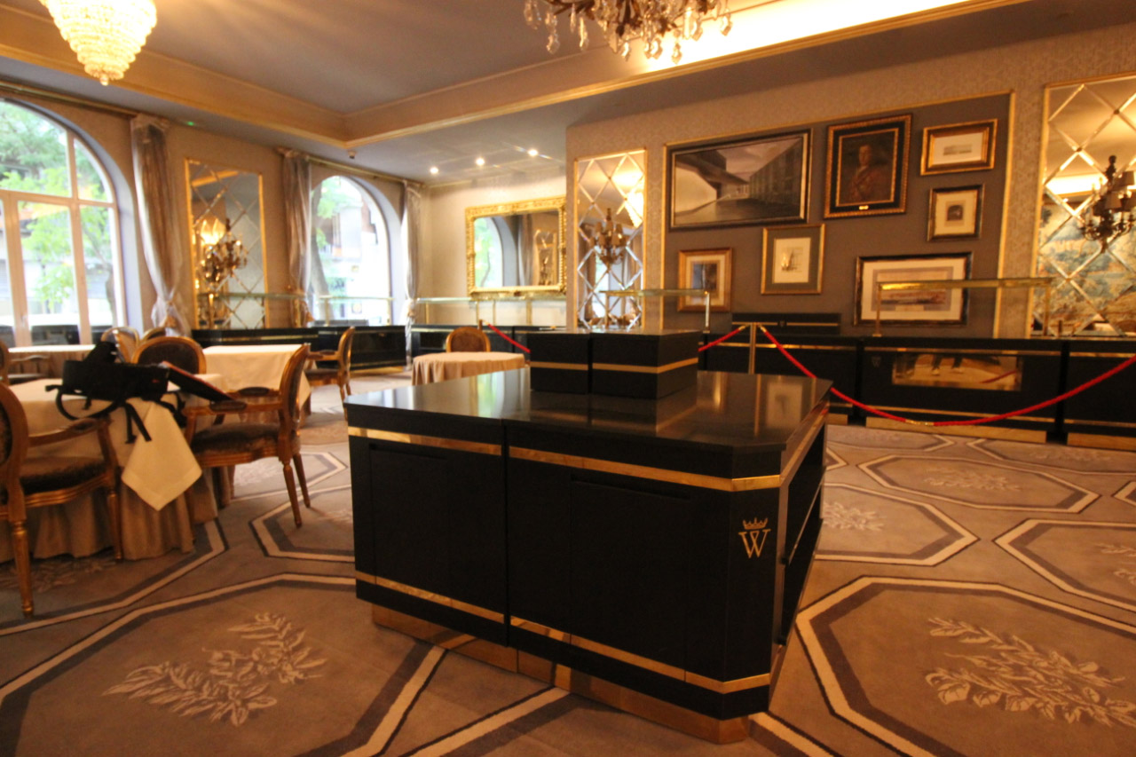 DISEÑO FABRICACIÓN MONTAJE INSTALACIÓN PROYECTO INTEGRAL DE BUFFET BUFÉ PREMIUM LUJO DEL EXCLUSIVO HOTEL WELLINGTON 5 ESTRELLAS SUPERIOR. INSTALADORES DE MOBILIARIO Y MAQUINARIA A MEDIDA COMEDORES Y COCINAS PARA HOSTELERIA HORECA. Aceroinnova ha sido la empresa elegida para la realización del diseño fabricación montaje e instalación de un mobiliario exclusivo de lujo, para el servicio de buffet bufé del Hotel Wellington, un hotel de 5 estrellas situado en Madrid. Aceroinnova es un empresas especializada en diseño de mobiliario y maquinaria para proyectos de prestigio lujo premium de hostelería en el que imagen y acabados sean exquisitos. En Aceroinnova somos instaladores de mobiliario y maquinaria a medida para comedores y cocinas de hosteleria horeca hoteles restaurantes bares etc. ………………….. Instalacion mobiliario lujo premium exclusivo para hosteleria horeca hoteles restaurantes catering buffets bufés Fabricantes mobiliario exclusivo para bufés buffets de hoteles, comedores empresa y restaurantes. Proyectos hosteleria horeca lujo premium exclusivos Diseño Instalación de muebles maquinaria para comedores y cocinas de hoteles restaurantes bares y particulares