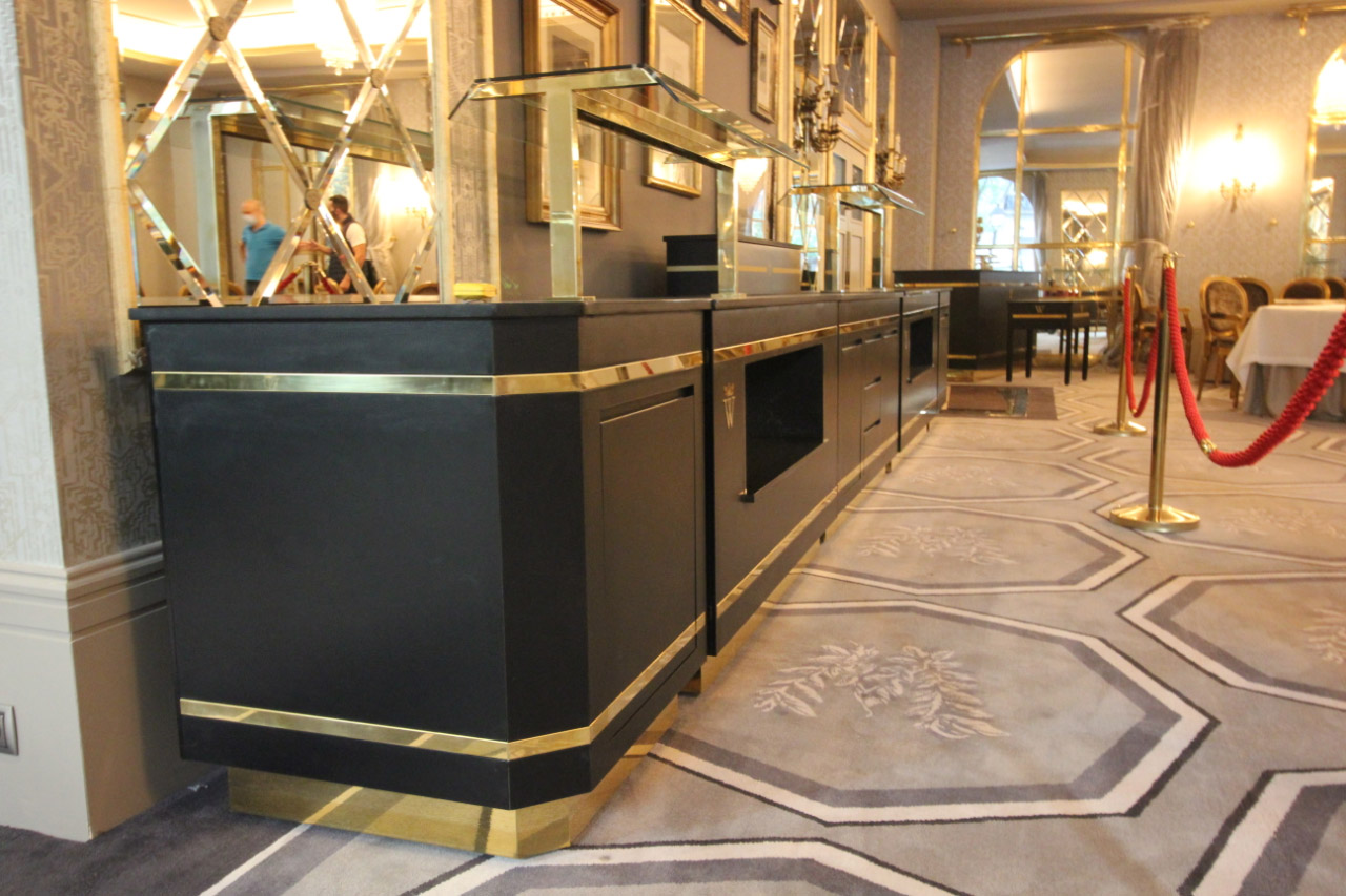 DISEÑO FABRICACIÓN MONTAJE INSTALACIÓN PROYECTO INTEGRAL DE BUFFET BUFÉ PREMIUM LUJO DEL EXCLUSIVO HOTEL WELLINGTON 5 ESTRELLAS SUPERIOR. INSTALADORES DE MOBILIARIO Y MAQUINARIA A MEDIDA COMEDORES Y COCINAS PARA HOSTELERIA HORECA. Aceroinnova ha sido la empresa elegida para la realización del diseño fabricación montaje e instalación de un mobiliario exclusivo de lujo, para el servicio de buffet bufé del Hotel Wellington, un hotel de 5 estrellas situado en Madrid. Aceroinnova es un empresas especializada en diseño de mobiliario y maquinaria para proyectos de prestigio lujo premium de hostelería en el que imagen y acabados sean exquisitos. En Aceroinnova somos instaladores de mobiliario y maquinaria a medida para comedores y cocinas de hosteleria horeca hoteles restaurantes bares etc. ………………….. Instalacion mobiliario lujo premium exclusivo para hosteleria horeca hoteles restaurantes catering buffets bufés Fabricantes mobiliario exclusivo para bufés buffets de hoteles, comedores empresa y restaurantes. Proyectos hosteleria horeca lujo premium exclusivos Diseño Instalación de muebles maquinaria para comedores y cocinas de hoteles restaurantes bares y particulares