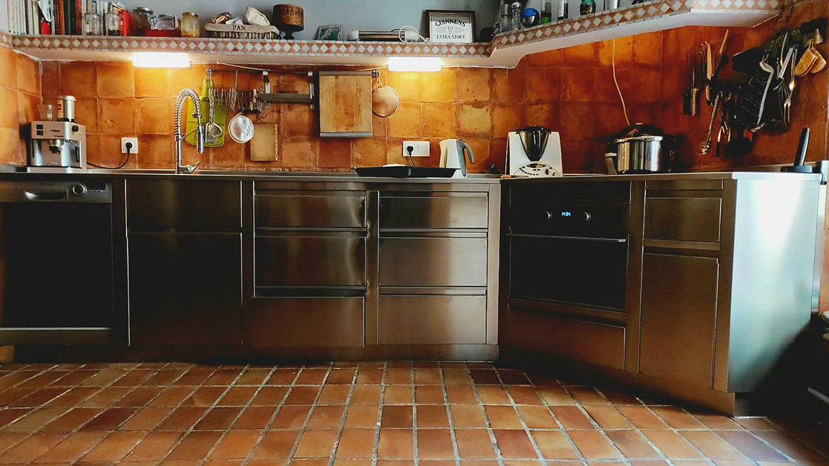 DISEÑO FABRICACION INSTALACION DE COCINAS PROFESIONALES ALTA GAMA INDUSTRIALES PARA PARTICULARES. COCINAS MONOBLOCK PARA CASAS CHALETS PISOS CON ACABADOS DE ALTA GAMA PREMIUM LUJO. COCINAS INDUSTRIALES Y MOBILIARIO EN ACERO INOXIDABLE ADAPTADO PARA USO EN DOMICILIOS. Aceroinnova diseña fabrica e instala también cocinas monoblock profesionales industriales en domicilios particulares y además realiza a medida todo tipo de mobiliario y maquinaria para cocinas en pisos casas chalets. Dichas cocinas son cocinas premium lujo con gran robustez y capacidad de cocinado a nivel de restaurante. Cocinas para chef amateur. Nuestro departamento especializado en particulares, le ayudará y le asesorará para que pueda tener su cocina profesional soñada. #CocinasMonoblock, #CocinasMonblocMadrid, #FabricantesCocinasModularesMonoblockMadrid, #CocinasMonoblock, #CocinasLujo, #CocinasPremium, #FabricanteCocinas, #MobiliarioAceroInoxidable #CocinasAltaGama #InstaladoresCocinasLujo #InstaladoresCocinasAltaGama #ReformasCocinasParticulares #ReformasCocinasChalets #CocinasLujoPremiumCasasParticulares #FabricantesCocinas DISEÑO FABRICACIÓN INSTALACIÓN MONTAJE A MEDIDA DE COCINAS PROFESIONALES PREMIUM LUJO PARA PARTICULARES EN CASAS CHALETS DE LUJO EN TODA ESPAÑA. DECORACIÓN DE INTERIORES DE COCINAS INDUSTRIALES PERSONALIZADAS.