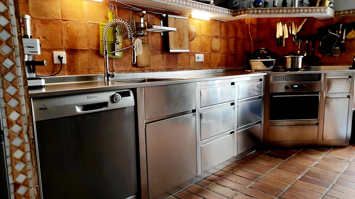 DISEÑO FABRICACION INSTALACION DE COCINAS PROFESIONALES ALTA GAMA INDUSTRIALES PARA PARTICULARES. COCINAS MONOBLOCK PARA CASAS CHALETS PISOS CON ACABADOS DE ALTA GAMA PREMIUM LUJO. COCINAS INDUSTRIALES Y MOBILIARIO EN ACERO INOXIDABLE ADAPTADO PARA USO EN DOMICILIOS. Aceroinnova diseña fabrica e instala también cocinas monoblock profesionales industriales en domicilios particulares y además realiza a medida todo tipo de mobiliario y maquinaria para cocinas en pisos casas chalets. Dichas cocinas son cocinas premium lujo con gran robustez y capacidad de cocinado a nivel de restaurante. Cocinas para chef amateur. Nuestro departamento especializado en particulares, le ayudará y le asesorará para que pueda tener su cocina profesional soñada. #CocinasMonoblock, #CocinasMonblocMadrid, #FabricantesCocinasModularesMonoblockMadrid, #CocinasMonoblock, #CocinasLujo, #CocinasPremium, #FabricanteCocinas, #MobiliarioAceroInoxidable #CocinasAltaGama #InstaladoresCocinasLujo #InstaladoresCocinasAltaGama #ReformasCocinasParticulares #ReformasCocinasChalets #CocinasLujoPremiumCasasParticulares #FabricantesCocinas DISEÑO FABRICACIÓN INSTALACIÓN MONTAJE A MEDIDA DE COCINAS PROFESIONALES PREMIUM LUJO PARA PARTICULARES EN CASAS CHALETS DE LUJO EN TODA ESPAÑA. DECORACIÓN DE INTERIORES DE COCINAS INDUSTRIALES PERSONALIZADAS.