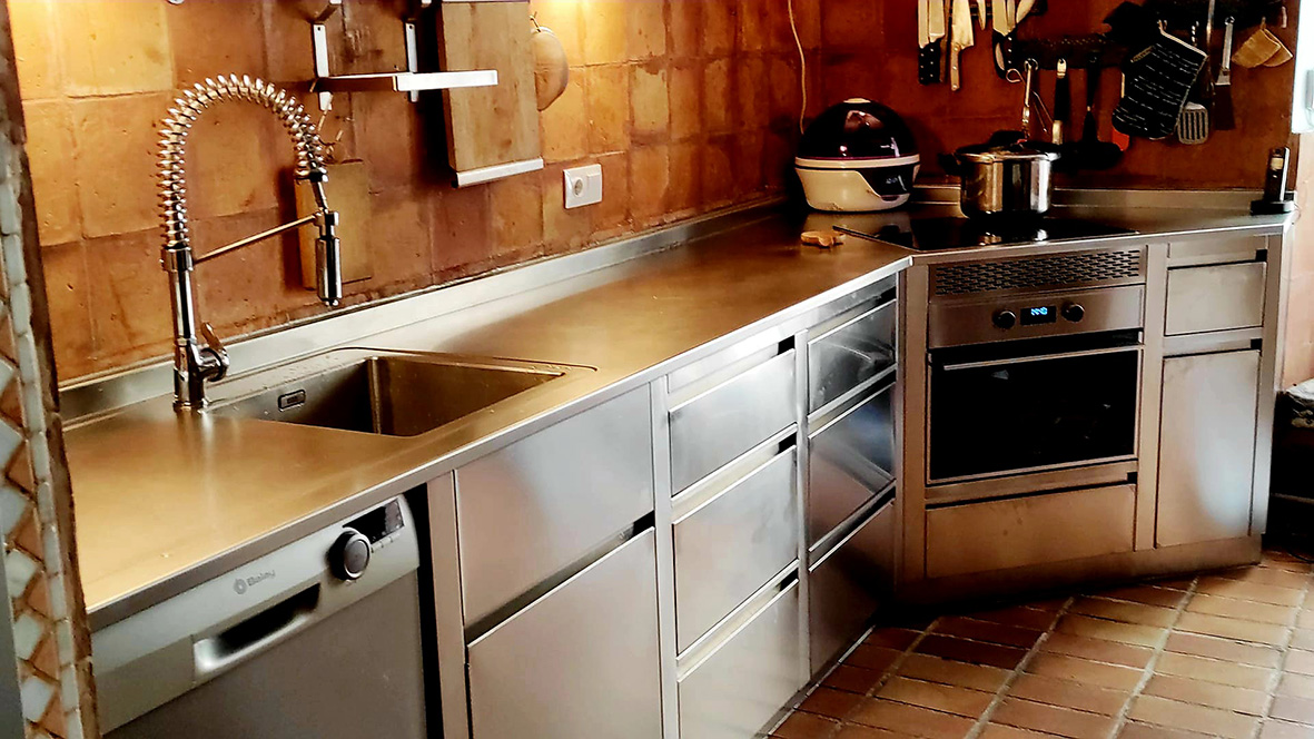 DISEÑO FABRICACION INSTALACION DE COCINAS PROFESIONALES ALTA GAMA INDUSTRIALES PARA PARTICULARES. COCINAS MONOBLOCK PARA CASAS CHALETS PISOS CON ACABADOS DE ALTA GAMA PREMIUM LUJO. COCINAS INDUSTRIALES Y MOBILIARIO EN ACERO INOXIDABLE ADAPTADO PARA USO EN DOMICILIOS. Aceroinnova diseña fabrica e instala también cocinas monoblock profesionales industriales en domicilios particulares y además realiza a medida todo tipo de mobiliario y maquinaria para cocinas en pisos casas chalets. Dichas cocinas son cocinas premium lujo con gran robustez y capacidad de cocinado a nivel de restaurante. Cocinas para chef amateur. Nuestro departamento especializado en particulares, le ayudará y le asesorará para que pueda tener su cocina profesional soñada. #CocinasMonoblock, #CocinasMonblocMadrid, #FabricantesCocinasModularesMonoblockMadrid, #CocinasMonoblock, #CocinasLujo, #CocinasPremium, #FabricanteCocinas, #MobiliarioAceroInoxidable #CocinasAltaGama #InstaladoresCocinasLujo #InstaladoresCocinasAltaGama #ReformasCocinasParticulares #ReformasCocinasChalets #CocinasLujoPremiumCasasParticulares #FabricantesCocinas DISEÑO FABRICACIÓN INSTALACIÓN MONTAJE A MEDIDA DE COCINAS PROFESIONALES PREMIUM LUJO PARA PARTICULARES EN CASAS CHALETS DE LUJO EN TODA ESPAÑA. DECORACIÓN DE INTERIORES DE COCINAS INDUSTRIALES PERSONALIZADAS.