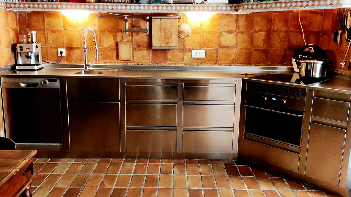 DISEÑO FABRICACION INSTALACION DE COCINAS PROFESIONALES ALTA GAMA INDUSTRIALES PARA PARTICULARES. COCINAS MONOBLOCK PARA CASAS CHALETS PISOS CON ACABADOS DE ALTA GAMA PREMIUM LUJO. COCINAS INDUSTRIALES Y MOBILIARIO EN ACERO INOXIDABLE ADAPTADO PARA USO EN DOMICILIOS. Aceroinnova diseña fabrica e instala también cocinas monoblock profesionales industriales en domicilios particulares y además realiza a medida todo tipo de mobiliario y maquinaria para cocinas en pisos casas chalets. Dichas cocinas son cocinas premium lujo con gran robustez y capacidad de cocinado a nivel de restaurante. Cocinas para chef amateur. Nuestro departamento especializado en particulares, le ayudará y le asesorará para que pueda tener su cocina profesional soñada. #CocinasMonoblock, #CocinasMonblocMadrid, #FabricantesCocinasModularesMonoblockMadrid, #CocinasMonoblock, #CocinasLujo, #CocinasPremium, #FabricanteCocinas, #MobiliarioAceroInoxidable #CocinasAltaGama #InstaladoresCocinasLujo #InstaladoresCocinasAltaGama #ReformasCocinasParticulares #ReformasCocinasChalets #CocinasLujoPremiumCasasParticulares #FabricantesCocinas DISEÑO FABRICACIÓN INSTALACIÓN MONTAJE A MEDIDA DE COCINAS PROFESIONALES PREMIUM LUJO PARA PARTICULARES EN CASAS CHALETS DE LUJO EN TODA ESPAÑA. DECORACIÓN DE INTERIORES DE COCINAS INDUSTRIALES PERSONALIZADAS.