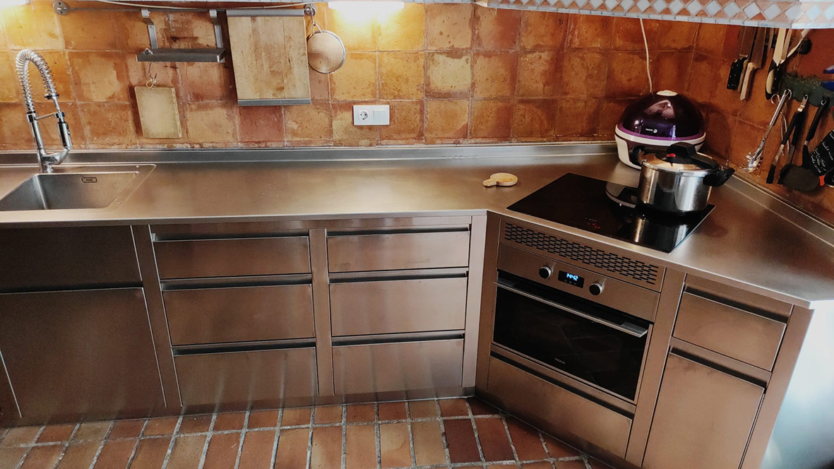 DISEÑO FABRICACION INSTALACION DE COCINAS PROFESIONALES ALTA GAMA INDUSTRIALES PARA PARTICULARES. COCINAS MONOBLOCK PARA CASAS CHALETS PISOS CON ACABADOS DE ALTA GAMA PREMIUM LUJO. COCINAS INDUSTRIALES Y MOBILIARIO EN ACERO INOXIDABLE ADAPTADO PARA USO EN DOMICILIOS. Aceroinnova diseña fabrica e instala también cocinas monoblock profesionales industriales en domicilios particulares y además realiza a medida todo tipo de mobiliario y maquinaria para cocinas en pisos casas chalets. Dichas cocinas son cocinas premium lujo con gran robustez y capacidad de cocinado a nivel de restaurante. Cocinas para chef amateur. Nuestro departamento especializado en particulares, le ayudará y le asesorará para que pueda tener su cocina profesional soñada. #CocinasMonoblock, #CocinasMonblocMadrid, #FabricantesCocinasModularesMonoblockMadrid, #CocinasMonoblock, #CocinasLujo, #CocinasPremium, #FabricanteCocinas, #MobiliarioAceroInoxidable #CocinasAltaGama #InstaladoresCocinasLujo #InstaladoresCocinasAltaGama #ReformasCocinasParticulares #ReformasCocinasChalets #CocinasLujoPremiumCasasParticulares #FabricantesCocinas DISEÑO FABRICACIÓN INSTALACIÓN MONTAJE A MEDIDA DE COCINAS PROFESIONALES PREMIUM LUJO PARA PARTICULARES EN CASAS CHALETS DE LUJO EN TODA ESPAÑA. DECORACIÓN DE INTERIORES DE COCINAS INDUSTRIALES PERSONALIZADAS.