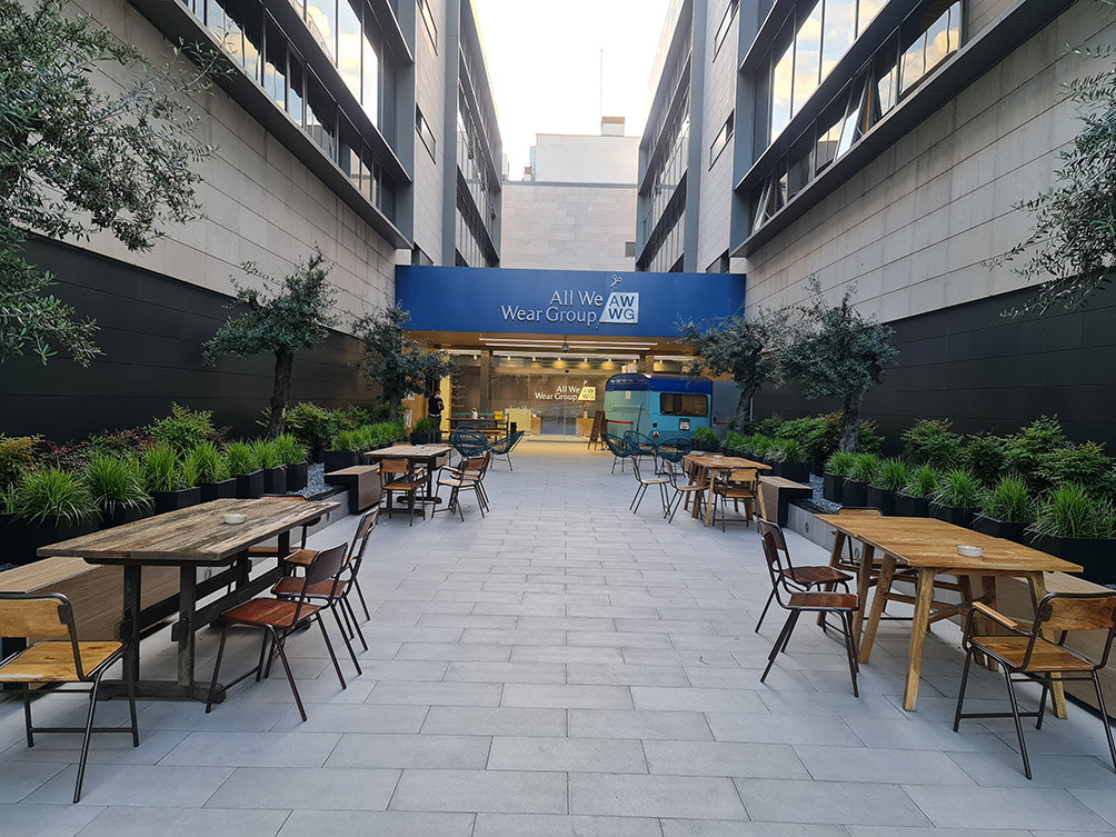 Aceroinnova ha realizado el proyecto integral para la cafetería comedor de empleados de la sede central de una multinacional situada en Madrid. Aceroinnova ha llevado a cabo todo el diseño fabricación instalación montaje del mobiliario maquinaria instalaciones accesorias y decoración interiorismo del comedor. Además Aceroinnova ha creado infografías 3D para mostrar dicho proyecto basándonos en nuestro mismos planos realizados con nuestro departamento de decoración interiorismo orientado a hostelería. Somos especialistas en asesoramiento, montaje y puesta en marcha de restaurantes, negocios de hostelería restauración. Consúltenos su proyecto y le ayudaremos a llevarlo a cabo con éxito. Realizamos proyectos llave en mano de restaurantes, bares, buffets bufés bufets, comedores de empresas y públicos. Además, nuestro departamento de decoración especializado en hostelería le propondrá la mejor imagen para su negocio, incluyendo su visualizado en tres dimensiones 3D. PROYECTO INTEGRAL DE DISEÑO FABRICACIÓN INSTALACIÓN DE MOBILIARIO, MAQUINARIA Y DECORACIÓN E INFOGRAFÍA 3D PARA CAFETERÍA COMEDOR DE EMPLEADOS SEDE CENTRAL MULTINACIONAL SITUADA EN MADRID.