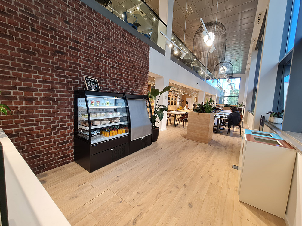 Aceroinnova ha realizado el proyecto integral para la cafetería comedor de empleados de la sede central de una multinacional situada en Madrid. Aceroinnova ha llevado a cabo todo el diseño fabricación instalación montaje del mobiliario maquinaria instalaciones accesorias y decoración interiorismo del comedor. Además Aceroinnova ha creado infografías 3D para mostrar dicho proyecto basándonos en nuestro mismos planos realizados con nuestro departamento de decoración interiorismo orientado a hostelería. Somos especialistas en asesoramiento, montaje y puesta en marcha de restaurantes, negocios de hostelería restauración. Consúltenos su proyecto y le ayudaremos a llevarlo a cabo con éxito. Realizamos proyectos llave en mano de restaurantes, bares, buffets bufés bufets, comedores de empresas y públicos. Además, nuestro departamento de decoración especializado en hostelería le propondrá la mejor imagen para su negocio, incluyendo su visualizado en tres dimensiones 3D. PROYECTO INTEGRAL DE DISEÑO FABRICACIÓN INSTALACIÓN DE MOBILIARIO, MAQUINARIA Y DECORACIÓN E INFOGRAFÍA 3D PARA CAFETERÍA COMEDOR DE EMPLEADOS SEDE CENTRAL MULTINACIONAL SITUADA EN MADRID.