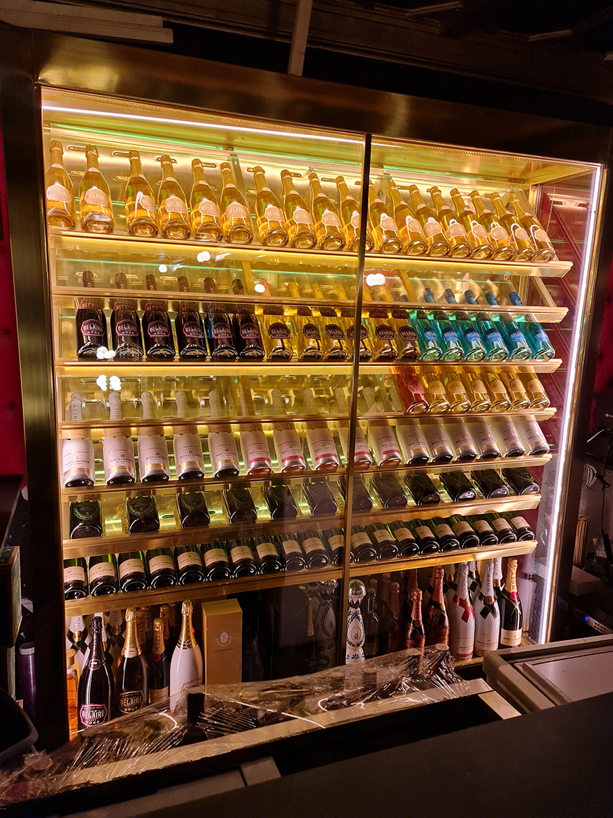 Aceroinnova ha sido la empresa elegida para el diseño, fabricación e instalación de los botelleros cavas a medida personalizadas con iluminación led para botellas de champan o vino y montadas en las barras de DiscotecaTeatro Magno. Aceroinnova realiza proyectos de mobiliario y maquinaria exclusiva con acabados premium lujo para hosteleria horeca. C/ Pico Almanzor, 56. Pol. Industrial “Los Linares” Humanes de Madrid, C.P. 28970 Tel. Móvil: 629034106 / 630230067 Tel. Oficina: 911385618 Email: info@aceroinnova.com https://www.aceroinnova.com/blog-aceroinnova-servicio-integral-hosteleria #BotellerosAMedidaMadrid #CavasChampán #InstalaciónCavasVinos #MobiliarioPersonalizadoHostelería #BotellerosCavasIluminaciónLed #BotellerosLujoPremiumMadrid #BotellerosCavasChampanVino #ProyectosNegociosHostelería #ConsultoríaHostelería #MaquinariaHostelería #InstalaciónBarrasHosteleria #FabricantesBotellerosCavasHostelería #ProyectosNegociosHostelería #ConsultoríaHosteleríaHoreca #BotellerosRefrigerados #BarrasDiscotecas DISEÑO FABRICACIÓN INSTALACIÓN BOTELLEROS CAVAS REFRIGERADOS A MEDIDA PERSONALIZADOS CON ILUMINACIÓN LED PARA NEGOCIOS DE HOSTELERÍA BARES DISCOTECAS RESTAURANTES HOTELES. ADEMÁS REALIZAMOS BARRAS A MEDIDA PERSONALIZADAS CON MOBILIARIO Y MAQUINARIA PREMIUM LUJO EN TODA ESPAÑA.