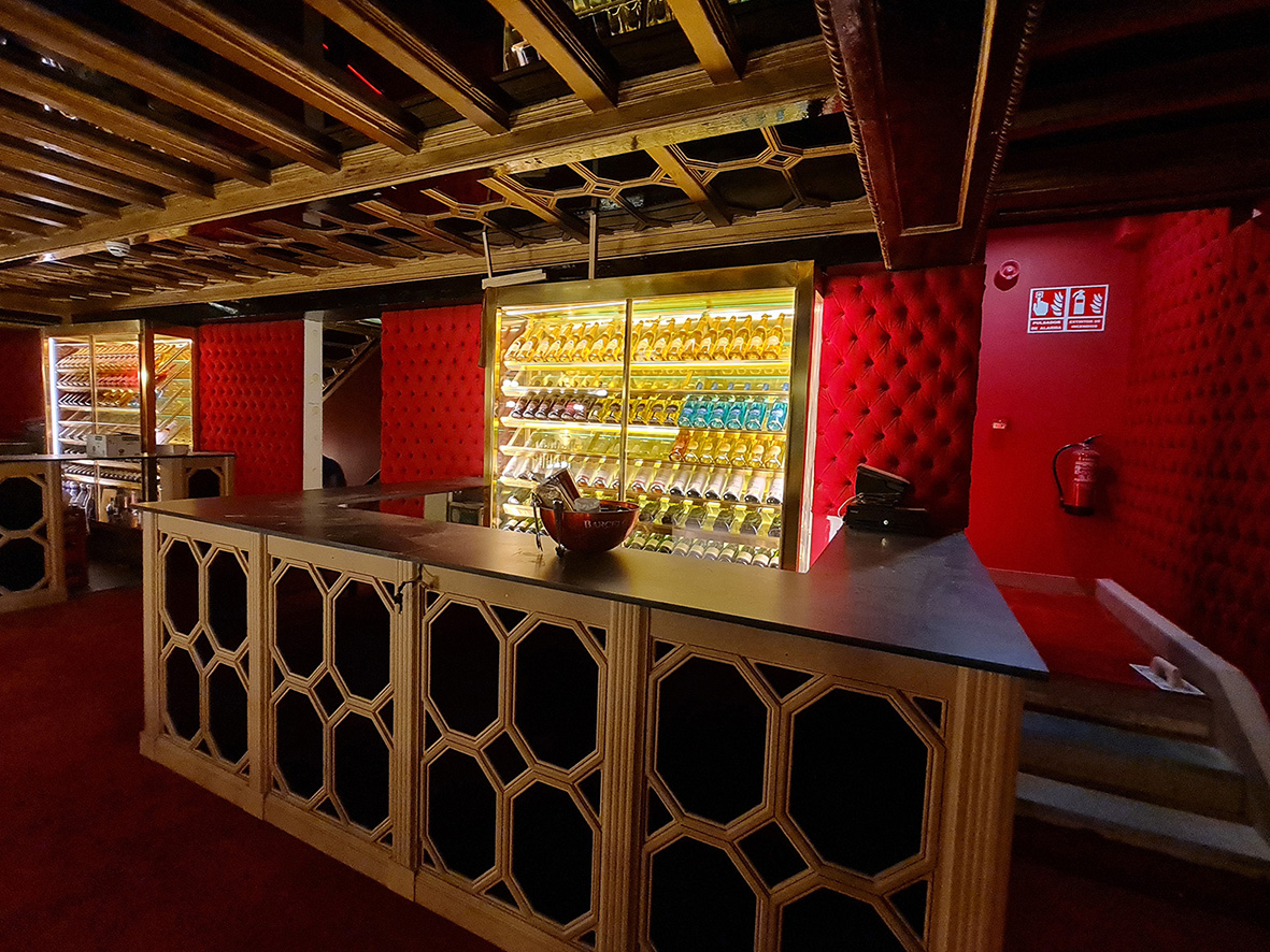 Aceroinnova ha sido la empresa elegida para el diseño, fabricación e instalación de los botelleros cavas a medida personalizadas con iluminación led para botellas de champan o vino y montadas en las barras de DiscotecaTeatro Magno. Aceroinnova realiza proyectos de mobiliario y maquinaria exclusiva con acabados premium lujo para hosteleria horeca. C/ Pico Almanzor, 56. Pol. Industrial “Los Linares” Humanes de Madrid, C.P. 28970 Tel. Móvil: 629034106 / 630230067 Tel. Oficina: 911385618 Email: info@aceroinnova.com https://www.aceroinnova.com/blog-aceroinnova-servicio-integral-hosteleria #BotellerosAMedidaMadrid #CavasChampán #InstalaciónCavasVinos #MobiliarioPersonalizadoHostelería #BotellerosCavasIluminaciónLed #BotellerosLujoPremiumMadrid #BotellerosCavasChampanVino #ProyectosNegociosHostelería #ConsultoríaHostelería #MaquinariaHostelería #InstalaciónBarrasHosteleria #FabricantesBotellerosCavasHostelería #ProyectosNegociosHostelería #ConsultoríaHosteleríaHoreca #BotellerosRefrigerados #BarrasDiscotecas DISEÑO FABRICACIÓN INSTALACIÓN BOTELLEROS CAVAS REFRIGERADOS A MEDIDA PERSONALIZADOS CON ILUMINACIÓN LED PARA NEGOCIOS DE HOSTELERÍA BARES DISCOTECAS RESTAURANTES HOTELES. ADEMÁS REALIZAMOS BARRAS A MEDIDA PERSONALIZADAS CON MOBILIARIO Y MAQUINARIA PREMIUM LUJO EN TODA ESPAÑA.