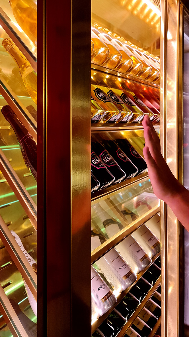 Aceroinnova ha sido la empresa elegida para el diseño, fabricación e instalación de los botelleros cavas a medida personalizadas con iluminación led para botellas de champan o vino y montadas en las barras de DiscotecaTeatro Magno. Aceroinnova realiza proyectos de mobiliario y maquinaria exclusiva con acabados premium lujo para hosteleria horeca. C/ Pico Almanzor, 56. Pol. Industrial “Los Linares” Humanes de Madrid, C.P. 28970 Tel. Móvil: 629034106 / 630230067 Tel. Oficina: 911385618 Email: info@aceroinnova.com https://www.aceroinnova.com/blog-aceroinnova-servicio-integral-hosteleria #BotellerosAMedidaMadrid #CavasChampán #InstalaciónCavasVinos #MobiliarioPersonalizadoHostelería #BotellerosCavasIluminaciónLed #BotellerosLujoPremiumMadrid #BotellerosCavasChampanVino #ProyectosNegociosHostelería #ConsultoríaHostelería #MaquinariaHostelería #InstalaciónBarrasHosteleria #FabricantesBotellerosCavasHostelería #ProyectosNegociosHostelería #ConsultoríaHosteleríaHoreca #BotellerosRefrigerados #BarrasDiscotecas DISEÑO FABRICACIÓN INSTALACIÓN BOTELLEROS CAVAS REFRIGERADOS A MEDIDA PERSONALIZADOS CON ILUMINACIÓN LED PARA NEGOCIOS DE HOSTELERÍA BARES DISCOTECAS RESTAURANTES HOTELES. ADEMÁS REALIZAMOS BARRAS A MEDIDA PERSONALIZADAS CON MOBILIARIO Y MAQUINARIA PREMIUM LUJO EN TODA ESPAÑA.