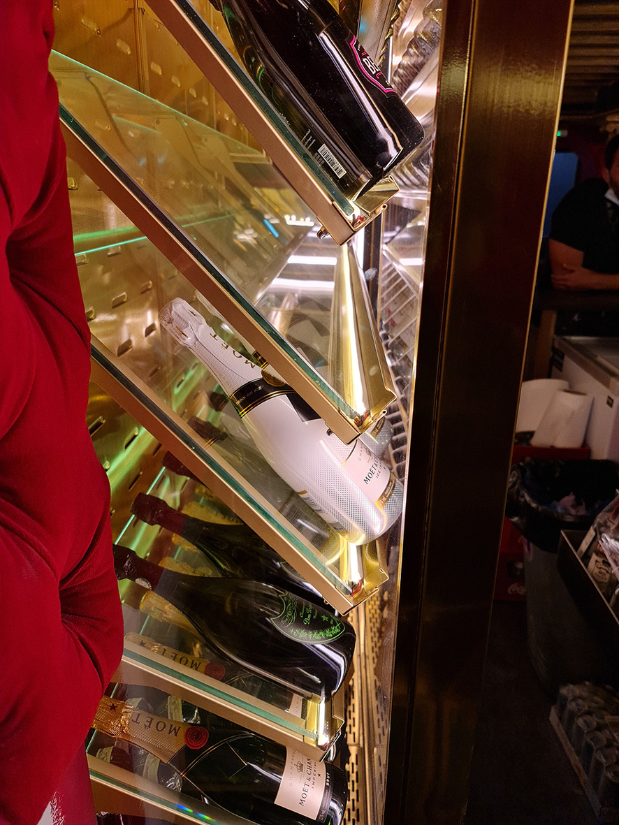 Aceroinnova ha sido la empresa elegida para el diseño, fabricación e instalación de los botelleros cavas a medida personalizadas con iluminación led para botellas de champan o vino y montadas en las barras de DiscotecaTeatro Magno. Aceroinnova realiza proyectos de mobiliario y maquinaria exclusiva con acabados premium lujo para hosteleria horeca. C/ Pico Almanzor, 56. Pol. Industrial “Los Linares” Humanes de Madrid, C.P. 28970 Tel. Móvil: 629034106 / 630230067 Tel. Oficina: 911385618 Email: info@aceroinnova.com https://www.aceroinnova.com/blog-aceroinnova-servicio-integral-hosteleria #BotellerosAMedidaMadrid #CavasChampán #InstalaciónCavasVinos #MobiliarioPersonalizadoHostelería #BotellerosCavasIluminaciónLed #BotellerosLujoPremiumMadrid #BotellerosCavasChampanVino #ProyectosNegociosHostelería #ConsultoríaHostelería #MaquinariaHostelería #InstalaciónBarrasHosteleria #FabricantesBotellerosCavasHostelería #ProyectosNegociosHostelería #ConsultoríaHosteleríaHoreca #BotellerosRefrigerados #BarrasDiscotecas DISEÑO FABRICACIÓN INSTALACIÓN BOTELLEROS CAVAS REFRIGERADOS A MEDIDA PERSONALIZADOS CON ILUMINACIÓN LED PARA NEGOCIOS DE HOSTELERÍA BARES DISCOTECAS RESTAURANTES HOTELES. ADEMÁS REALIZAMOS BARRAS A MEDIDA PERSONALIZADAS CON MOBILIARIO Y MAQUINARIA PREMIUM LUJO EN TODA ESPAÑA.