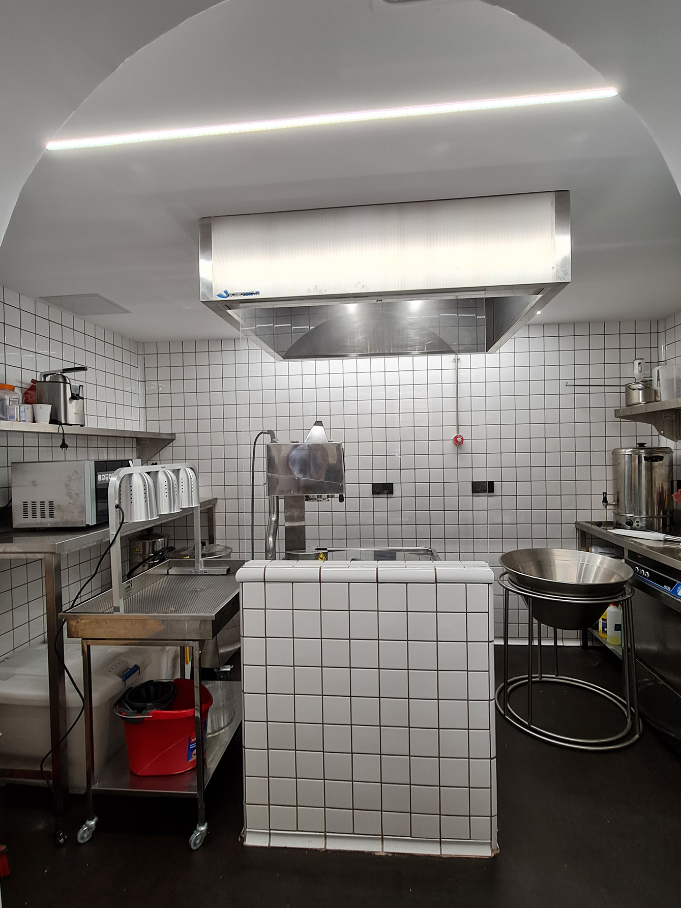 FABRICACIÓN INSTALACIÓN MONTAJE DE MOBILIARIO MAQUINARIA COCINA DE LA CHURRERÍA GOURMET SCHOTIS EN MADRID. PROYECTOS PARA MONTAR LANZAR ABRIR CHURRERÍAS GOURMET. ASESORAMIENTO NEGOCIOS EMPRESAS HOSTELERÍA PROYECTOS INTEGRALES PERSONALIZADOS A MEDIDA HORECA. Aceroinnova ha sido la empresa elegida para llevar a cabo el proyecto de hosteleria horeca para la implantación de la churrería gourmet Schotis en madrid. En nuestra fábrica hemos realizado el diseño y fabricación de todo el mobiliario modular en acero inox, maquinaria para hacer churros, maquinaria accesoria auxiliar y la cocina en acero inoxidable, para posteriormente realizar la instalación, montaje de todo in situ. Aceroinnova también está especializada en proyectos integrales para hosteleria, restaurante, hoteles, comedores público o privados de empresas, pero también dispone de una área para hogares particulares que buscan proyectos realmente novedosos y con materiales de alta calidad, ya sea para la maquinaria, cocinas, electrodomésticos profesionales e implementando soluciones novedosas y de calidad para el uso diario de dichas cocinas de hogares en urbanizaciones de lujo premium. #instalaciónchurrerías #proyectosimplantaciónchurrerías #consultoríanegocioshosteleria #mobiliariomaquinariaChurrerías #fabricantesmaquinariachurrería #creaciónchurrerías #mobiliariomaquinariaHosteleria #cocinasadaptadaschurreria