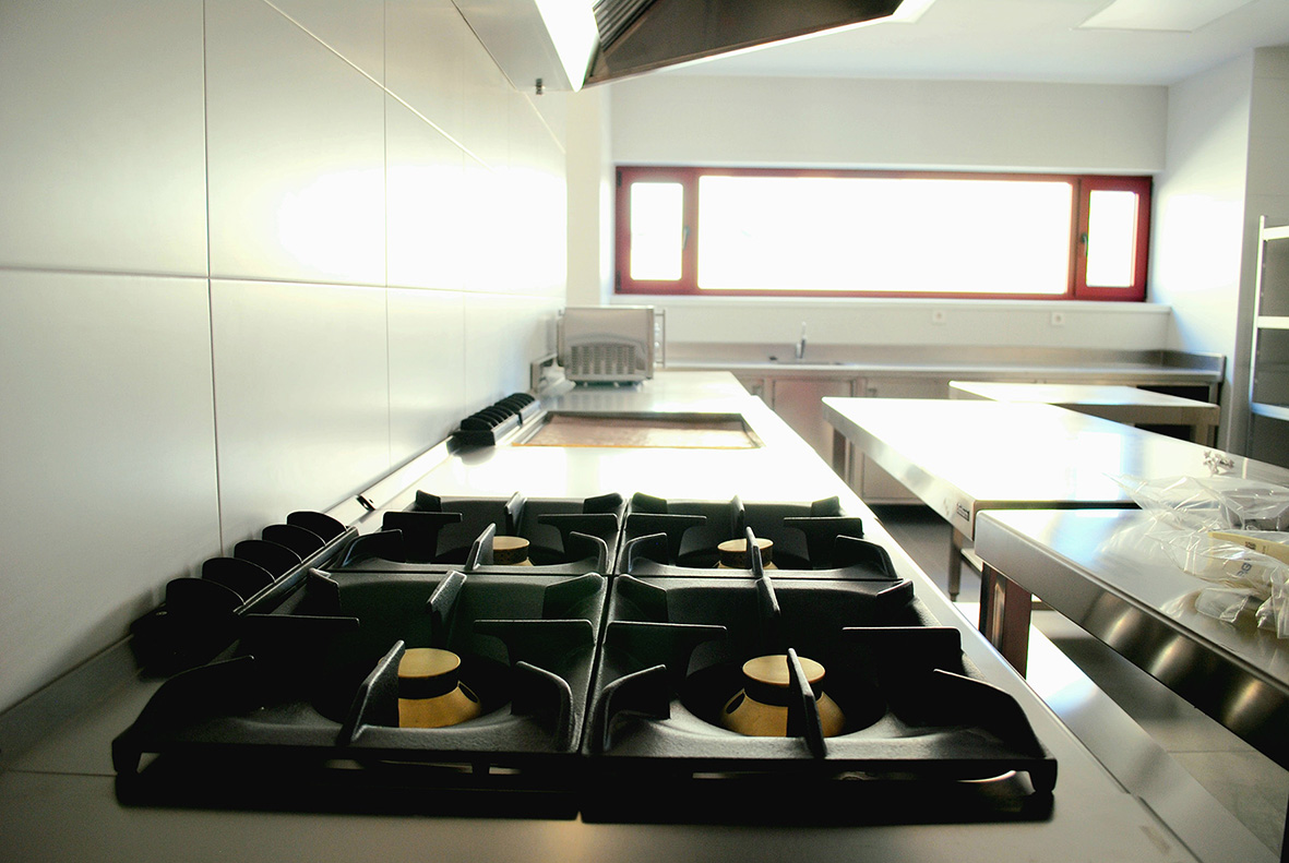 Aceroinnova ha sido la empresa elegida para llevar a cabo el proyecto para la fabricación e instalación de una cocina monoblock profesional industrial a medida con todo el mobiliario en acero inoxidable complementario y todo tipo de maquinaria exclusiva para del comedor del parque de bomberos de León. En nuestra fábrica hemos realizado el diseño y fabricación de todo el mobiliario modular en acero inox, maquinaria accesoria auxiliar y la cocina en acero inoxidable, para posteriormente realizar la instalación, montaje de todo in situ. Aceroinnova también está especializada en proyectos integrales para hosteleria, restaurante, hoteles, comedores públicos o privados de empresas, pero también dispone de una área para hogares particulares que buscan proyectos realmente novedosos y con materiales de alta calidad, ya sea para la maquinaria, cocinas, electrodomésticos profesionales e implementando soluciones novedosas y de calidad para el uso diario de dichas cocinas de hogares en urbanizaciones de lujo premium. #CocinasComedoresPúblicos #CocinasComedoresEmpresas #FabricantesCocinasMonoblockIndustriales #CocinasRestaurantes #CocinasModularesHostelería #CocinasMonoblock #FabricantesCocinasRestaurantes #ProyectosEmpresasHostelería #ProyectosNegociosHoreca #ReformasCocinasRestaurantes #MobiliarioAceroInoxidable #CocinasMonoblock #CocinasLujo #CocinasPremium #FabricanteCocinas #MobiliarioAceroInoxidable #ProyectosIntegralesHosteleria #CocinasProfesionalesMonoblockIndustriales #ReformasRestaurantesMadrid #MobiliarioMaquinariaAceroInoxidableaMedida #MobiliarioCocinasDiseñoInteriorismo #ImplantaciónAsesoramientoPuestaMarchaRestaurantesBares #InteriorismoDiseñoHorecaHosteleriaRestauraciónMadrid #CocinasMonoblock #CocinasMonblocMadrid #FabricantesCocinasModularesMonoblockMadrid #CocinasHoteles #ProyectosCocinasHotelesHostelería Cocinas industriales modulares monoblock Módulos para cocinas monoblock de restaurantes hoteles comedores colegios universidades empresas Cocinas modulos integrados para cocinas profesionales Módulos cocinas modulares zonas de fuegos plancha freidoras encimeras Cocinas profesionales industriales monoblock a medida personalizadas Sistema monoblock módulos cocinado en islas para integración en cocinas hosteleria Sistema monoblock cocinas restaurantes Sistema monoblock cocinas hoteles Sistema monoblock cocinas comedores públicos y privados de empresas. Sistema monoblock cocinas cafeterías Sistemas modulares cocinas restaurantes Sistema de módulos para cocinas profesionales industriales Cocinas modulares monoblock de lujo Cocinas industriales con sistema monoblocks integrados módulos cocinado Hemos realizado trabajos para hoteles y restaurantes en las principales Comunidades Autónomas, provincias y ciudades españolas como Madrid, Barcelona, Valencia, Castellón, Alicante, Zaragoza, Toledo, Avila, Salamanca, Leon, Zamora, Teruel, Soria, Caceres, Badajoz, Malaga, Almería, Sevilla, Córdoba, Granada, Huelva, Cádiz, Jaén, Ciudad Real, Cuenca, Segovia, Murcia, Albacete, Almería, Burgos, Pamplona, Bilbao, San Sebastián, Vitoria, Palencia, Lugo, Orense, Pontevedra, La Coruña, Santander, Oviedo, Huesca, Gerona, Tarragona, Lerida, Tarragona, Girona, Lleida, Guipuzcoa, Vizcaya, Alava. En consecuencia realizamos y llevamos a cabo proyectos integrales para restaurantes en todas las comunidades autónomas, como son la Comunidad de Madrid, Comunidad Valenciana, Cataluña, Región de Murcia, Andalucía, Extremadura, Castilla León, Castilla la Mancha, Aragón, País Vasco, Navarra, La Rioja, Asturias, Cantabria, Galicia, Baleares (Ibiza, Mallorca y Menorca), Canarias (Gran Canaria, Fuerteventura, Lanzarote, Tenerife, La Palma, La Gomera y el El Hierro), Ceuta y Melilla. Consúltenos. Diseñamos todo tipo de mobiliario para comedores de hoteles, cocinas, buffets, parrillas, vajillas, maquinaria a medida y accesorios para hostelería restauración, pues en Aceroinnova fabricamos y personalizamos todos nuestros productos, generando una experiencia única entre los usuarios de nuestros clientes.