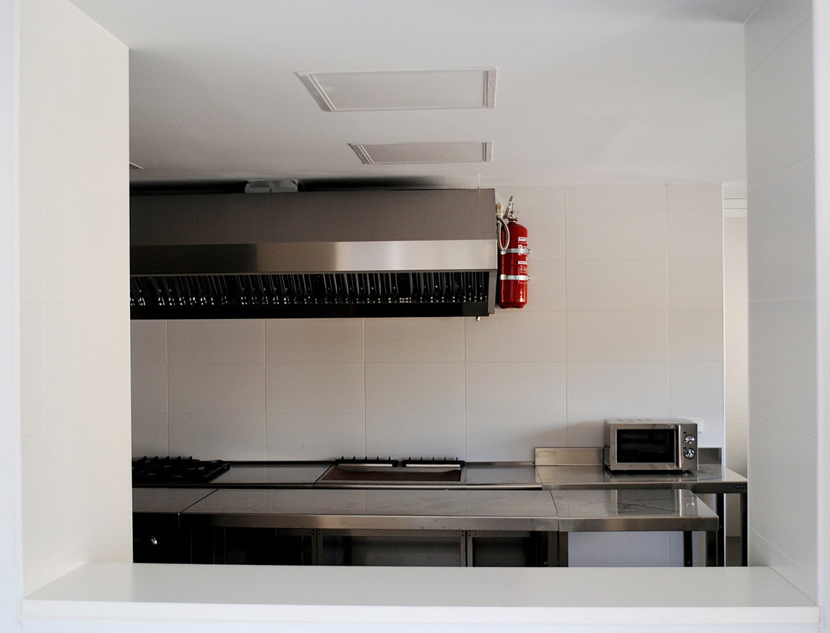 Aceroinnova ha sido la empresa elegida para llevar a cabo el proyecto para la fabricación e instalación de una cocina monoblock profesional industrial a medida con todo el mobiliario en acero inoxidable complementario y todo tipo de maquinaria exclusiva para del comedor del parque de bomberos de León. En nuestra fábrica hemos realizado el diseño y fabricación de todo el mobiliario modular en acero inox, maquinaria accesoria auxiliar y la cocina en acero inoxidable, para posteriormente realizar la instalación, montaje de todo in situ. Aceroinnova también está especializada en proyectos integrales para hosteleria, restaurante, hoteles, comedores públicos o privados de empresas, pero también dispone de una área para hogares particulares que buscan proyectos realmente novedosos y con materiales de alta calidad, ya sea para la maquinaria, cocinas, electrodomésticos profesionales e implementando soluciones novedosas y de calidad para el uso diario de dichas cocinas de hogares en urbanizaciones de lujo premium. #CocinasComedoresPúblicos #CocinasComedoresEmpresas #FabricantesCocinasMonoblockIndustriales #CocinasRestaurantes #CocinasModularesHostelería #CocinasMonoblock #FabricantesCocinasRestaurantes #ProyectosEmpresasHostelería #ProyectosNegociosHoreca #ReformasCocinasRestaurantes #MobiliarioAceroInoxidable #CocinasMonoblock #CocinasLujo #CocinasPremium #FabricanteCocinas #MobiliarioAceroInoxidable #ProyectosIntegralesHosteleria #CocinasProfesionalesMonoblockIndustriales #ReformasRestaurantesMadrid #MobiliarioMaquinariaAceroInoxidableaMedida #MobiliarioCocinasDiseñoInteriorismo #ImplantaciónAsesoramientoPuestaMarchaRestaurantesBares #InteriorismoDiseñoHorecaHosteleriaRestauraciónMadrid #CocinasMonoblock #CocinasMonblocMadrid #FabricantesCocinasModularesMonoblockMadrid #CocinasHoteles #ProyectosCocinasHotelesHostelería Cocinas industriales modulares monoblock Módulos para cocinas monoblock de restaurantes hoteles comedores colegios universidades empresas Cocinas modulos integrados para cocinas profesionales Módulos cocinas modulares zonas de fuegos plancha freidoras encimeras Cocinas profesionales industriales monoblock a medida personalizadas Sistema monoblock módulos cocinado en islas para integración en cocinas hosteleria Sistema monoblock cocinas restaurantes Sistema monoblock cocinas hoteles Sistema monoblock cocinas comedores públicos y privados de empresas. Sistema monoblock cocinas cafeterías Sistemas modulares cocinas restaurantes Sistema de módulos para cocinas profesionales industriales Cocinas modulares monoblock de lujo Cocinas industriales con sistema monoblocks integrados módulos cocinado Hemos realizado trabajos para hoteles y restaurantes en las principales Comunidades Autónomas, provincias y ciudades españolas como Madrid, Barcelona, Valencia, Castellón, Alicante, Zaragoza, Toledo, Avila, Salamanca, Leon, Zamora, Teruel, Soria, Caceres, Badajoz, Malaga, Almería, Sevilla, Córdoba, Granada, Huelva, Cádiz, Jaén, Ciudad Real, Cuenca, Segovia, Murcia, Albacete, Almería, Burgos, Pamplona, Bilbao, San Sebastián, Vitoria, Palencia, Lugo, Orense, Pontevedra, La Coruña, Santander, Oviedo, Huesca, Gerona, Tarragona, Lerida, Tarragona, Girona, Lleida, Guipuzcoa, Vizcaya, Alava. En consecuencia realizamos y llevamos a cabo proyectos integrales para restaurantes en todas las comunidades autónomas, como son la Comunidad de Madrid, Comunidad Valenciana, Cataluña, Región de Murcia, Andalucía, Extremadura, Castilla León, Castilla la Mancha, Aragón, País Vasco, Navarra, La Rioja, Asturias, Cantabria, Galicia, Baleares (Ibiza, Mallorca y Menorca), Canarias (Gran Canaria, Fuerteventura, Lanzarote, Tenerife, La Palma, La Gomera y el El Hierro), Ceuta y Melilla. Consúltenos. Diseñamos todo tipo de mobiliario para comedores de hoteles, cocinas, buffets, parrillas, vajillas, maquinaria a medida y accesorios para hostelería restauración, pues en Aceroinnova fabricamos y personalizamos todos nuestros productos, generando una experiencia única entre los usuarios de nuestros clientes.