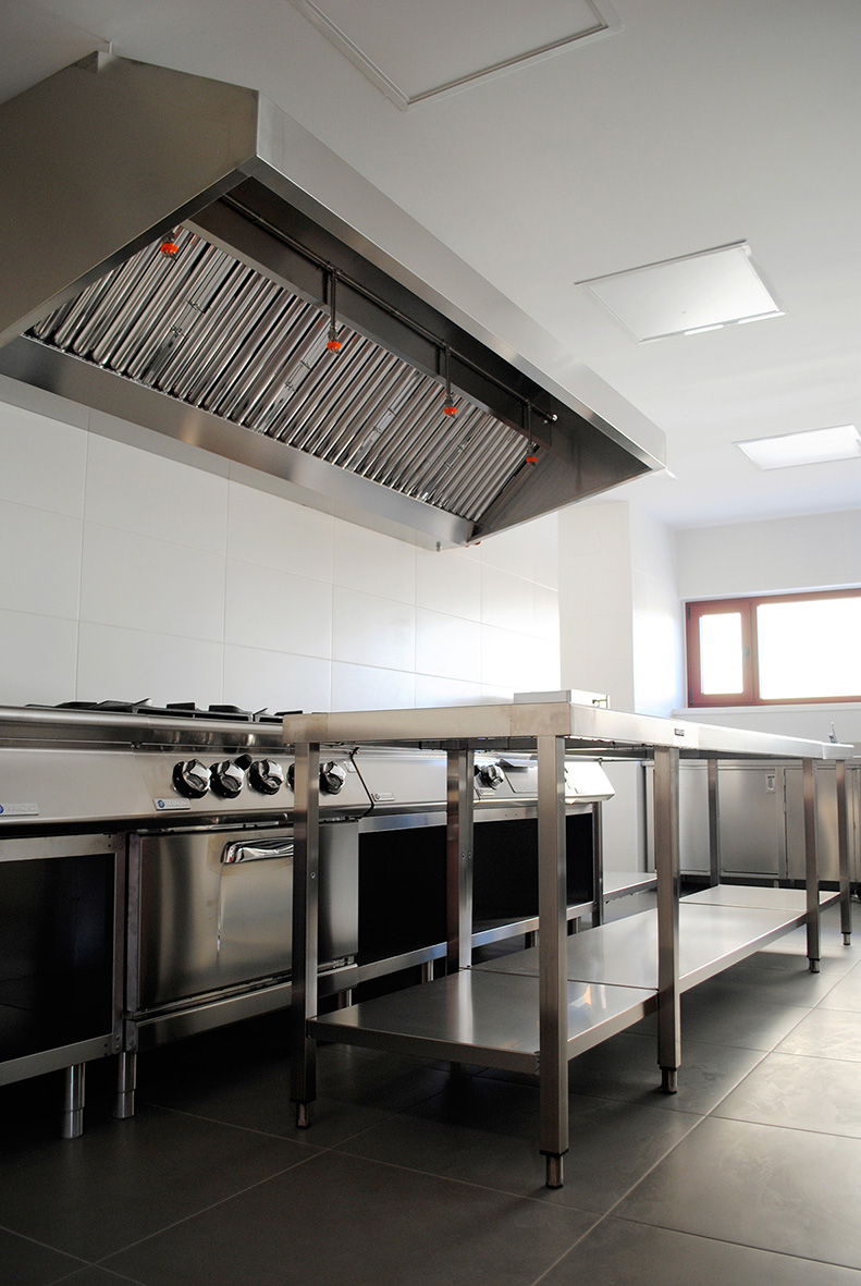 Aceroinnova ha sido la empresa elegida para llevar a cabo el proyecto para la fabricación e instalación de una cocina monoblock profesional industrial a medida con todo el mobiliario en acero inoxidable complementario y todo tipo de maquinaria exclusiva para del comedor del parque de bomberos de León. En nuestra fábrica hemos realizado el diseño y fabricación de todo el mobiliario modular en acero inox, maquinaria accesoria auxiliar y la cocina en acero inoxidable, para posteriormente realizar la instalación, montaje de todo in situ. Aceroinnova también está especializada en proyectos integrales para hosteleria, restaurante, hoteles, comedores públicos o privados de empresas, pero también dispone de una área para hogares particulares que buscan proyectos realmente novedosos y con materiales de alta calidad, ya sea para la maquinaria, cocinas, electrodomésticos profesionales e implementando soluciones novedosas y de calidad para el uso diario de dichas cocinas de hogares en urbanizaciones de lujo premium. #CocinasComedoresPúblicos #CocinasComedoresEmpresas #FabricantesCocinasMonoblockIndustriales #CocinasRestaurantes #CocinasModularesHostelería #CocinasMonoblock #FabricantesCocinasRestaurantes #ProyectosEmpresasHostelería #ProyectosNegociosHoreca #ReformasCocinasRestaurantes #MobiliarioAceroInoxidable #CocinasMonoblock #CocinasLujo #CocinasPremium #FabricanteCocinas #MobiliarioAceroInoxidable #ProyectosIntegralesHosteleria #CocinasProfesionalesMonoblockIndustriales #ReformasRestaurantesMadrid #MobiliarioMaquinariaAceroInoxidableaMedida #MobiliarioCocinasDiseñoInteriorismo #ImplantaciónAsesoramientoPuestaMarchaRestaurantesBares #InteriorismoDiseñoHorecaHosteleriaRestauraciónMadrid #CocinasMonoblock #CocinasMonblocMadrid #FabricantesCocinasModularesMonoblockMadrid #CocinasHoteles #ProyectosCocinasHotelesHostelería Cocinas industriales modulares monoblock Módulos para cocinas monoblock de restaurantes hoteles comedores colegios universidades empresas Cocinas modulos integrados para cocinas profesionales Módulos cocinas modulares zonas de fuegos plancha freidoras encimeras Cocinas profesionales industriales monoblock a medida personalizadas Sistema monoblock módulos cocinado en islas para integración en cocinas hosteleria Sistema monoblock cocinas restaurantes Sistema monoblock cocinas hoteles Sistema monoblock cocinas comedores públicos y privados de empresas. Sistema monoblock cocinas cafeterías Sistemas modulares cocinas restaurantes Sistema de módulos para cocinas profesionales industriales Cocinas modulares monoblock de lujo Cocinas industriales con sistema monoblocks integrados módulos cocinado Hemos realizado trabajos para hoteles y restaurantes en las principales Comunidades Autónomas, provincias y ciudades españolas como Madrid, Barcelona, Valencia, Castellón, Alicante, Zaragoza, Toledo, Avila, Salamanca, Leon, Zamora, Teruel, Soria, Caceres, Badajoz, Malaga, Almería, Sevilla, Córdoba, Granada, Huelva, Cádiz, Jaén, Ciudad Real, Cuenca, Segovia, Murcia, Albacete, Almería, Burgos, Pamplona, Bilbao, San Sebastián, Vitoria, Palencia, Lugo, Orense, Pontevedra, La Coruña, Santander, Oviedo, Huesca, Gerona, Tarragona, Lerida, Tarragona, Girona, Lleida, Guipuzcoa, Vizcaya, Alava. En consecuencia realizamos y llevamos a cabo proyectos integrales para restaurantes en todas las comunidades autónomas, como son la Comunidad de Madrid, Comunidad Valenciana, Cataluña, Región de Murcia, Andalucía, Extremadura, Castilla León, Castilla la Mancha, Aragón, País Vasco, Navarra, La Rioja, Asturias, Cantabria, Galicia, Baleares (Ibiza, Mallorca y Menorca), Canarias (Gran Canaria, Fuerteventura, Lanzarote, Tenerife, La Palma, La Gomera y el El Hierro), Ceuta y Melilla. Consúltenos. Diseñamos todo tipo de mobiliario para comedores de hoteles, cocinas, buffets, parrillas, vajillas, maquinaria a medida y accesorios para hostelería restauración, pues en Aceroinnova fabricamos y personalizamos todos nuestros productos, generando una experiencia única entre los usuarios de nuestros clientes.
