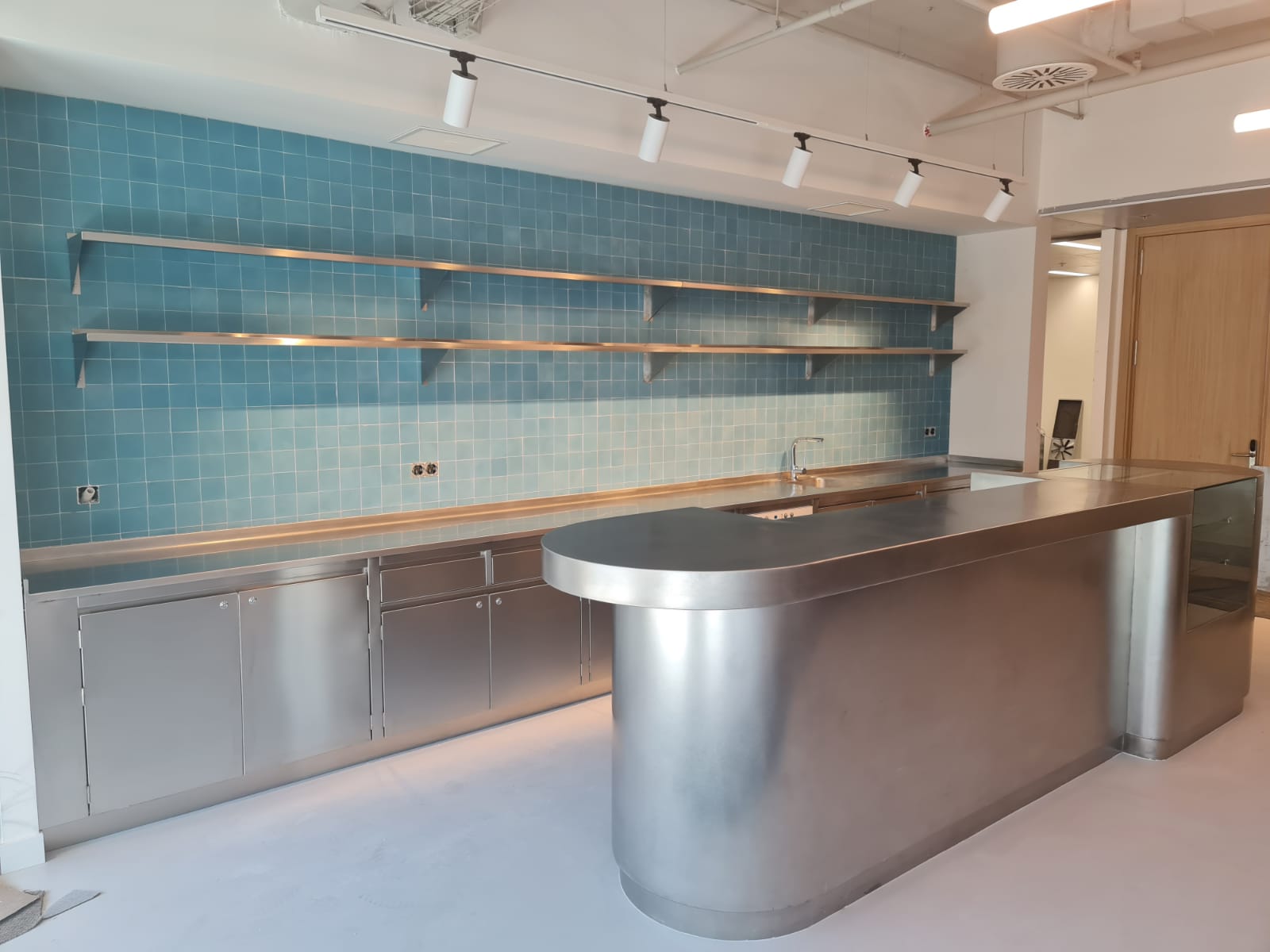 Aceroinnova ha realizado el proyecto integral para la zona de descanso córner cafetería comedor de empleados de la sede central de una multinacional situada en Madrid. Aceroinnova ha llevado a cabo todo el diseño fabricación instalación montaje del mobiliario maquinaria instalaciones accesorias y decoración interiorismo del comedor. Además Aceroinnova ha creado infografías 3D para mostrar dicho proyecto basándonos en nuestro mismos planos realizados con nuestro departamento de decoración interiorismo orientado a hostelería. Somos especialistas en asesoramiento, montaje y puesta en marcha de restaurantes, negocios de hostelería restauración. Consúltenos su proyecto y le ayudaremos a llevarlo a cabo con éxito. Realizamos proyectos llave en mano de restaurantes, bares, buffets bufés bufets, comedores de empresas y públicos. Además, nuestro departamento de decoración especializado en hostelería le propondrá la mejor imagen para su negocio, incluyendo su visualizado en tres dimensiones 3D. DISEÑO FABRICACIÓN INSTALACIÓN Y MONTAJE DE ZONA DE DESCANSO CORNER CAFETERÍA COMEDOR PARA EMPLEADOS DE MULTINACIONAL SITUADA EN MADRID. MOBILIARIO MAQUINARIA A MEDIDA PERSONALIZADA EN ACERO INOXIDABLE