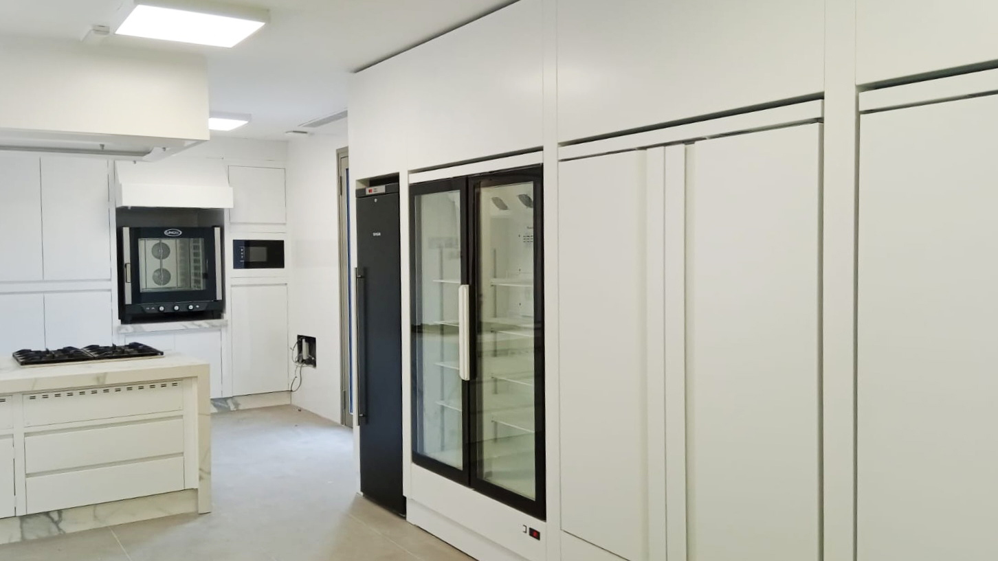 FABRICACIÓN INSTALACIÓN DE MOBILIARIO, MAQUINARIA Y EQUIPAMIENTO DE SALAS DE COCINA LUJO PREMIUM PARA CASA PARTICULAR. PROYECTOS A MEDIDA CON INFOGRAFÍAS 3D PARA COCINAS PROFESIONALES INDUSTRIALES PARA USO EN HOGARES CHALETS URBANIZACIONES LUJO MADRID Y EN EL RESTO DE ESPAÑA. Aceroinnova diseña, fabrica e instala también cocinas monoblock profesionales industriales en domicilios particulares y además realiza a medida todo tipo de mobiliario, equipamiento y maquinaria para cocinas de alta gama en pisos casas chalets. Dichas cocinas son cocinas premium lujo con gran robustez y con una enorme capacidad de cocinado a nivel de un restaurante. Cocinas de lujo para chefts amateur con cámaras de frío y mobiliario accesorio de alta gama. Diseño fabricación instalación montaje a medida de salas de cocinas profesionales premium lujo para particulares en casas chalets de lujo en toda españa incluyendo la decoración de interiores de dichas salas de cocina. Presentamos el diseño del proyecto en 3D en infografías para que el cliente visualice el resultado final de su sala de cocina. Nuestro departamento especializado en particulares, le ayudará y le asesorará para que pueda tener su cocina profesional soñada. #CocinasLujo, #CocinasPremium, #FabricanteCocinas, #MobiliarioAceroInoxidable #CocinasAltaGama #InstaladoresCocinasLujo #InstaladoresCocinasAltaGama #ReformasCocinasParticulares #ReformasCocinasChalets #CocinasLujoPremiumCasasParticulares #FabricantesCocinas#CocinasdeDiseñoenMadrid #CocinasaMedida #CocinasPersonalizadas #FabricaCocinasMadrid#FabricantesCocinasMadrid #CocinasLujoPremiumLaMoraleja #CocinasLujoPremiumSomosaguas #CocinasLujoPremiumUrbanizaciónLaFinca #CocinasLujoPremiumMontepríncipeMadrid #CocinasLujoPremiumBoadillaMonte #CocinasLujoPremiumVillaviciosaOdón #CocinasLujoPremiumPozuelodeAlarcón #CocinasLujoPremiumLasRozas #CocinasLujoPremiumColladoVillalba #MejoresDiseñosCocinasMadrid https://www.aceroinnova.com/blog-aceroinnova-servicio-integral-hosteleria Aceroinnova también está especializada en proyectos integrales para hosteleria, restaurante, hoteles, comedores público o privados de empresas, pero también dispone de una área para hogares particulares que buscan proyectos realmente novedosos y con materiales de alta calidad, ya sea para la maquinaria, cocinas, electrodomésticos profesionales e implementando soluciones novedosas y de calidad para el uso diario de dichas cocinas de hogares en urbanizaciones de lujo premium. #CocinasAltaGama #CocinasAltaGama #CocinasLujo #CocinasLujo COCINAS MADRID COCINAS MADRID COCINAS URBANIZACIÓN MONTEPRINCIPE MORALEJA SOMOSAGUAS EL BOSQUE MONTECLARO MADRID COCINAS URBANIZACIÓN MONTEPRINCIPE MORALEJA SOMOSAGUAS EL BOSQUE MONTECLARO MADRID DISEÑO DE COCINAS LUJO PREMIUM ALTA GAMA URBANIZACIONES MADRID DISEÑO DE COCINAS LUJO PREMIUM ALTA GAMA URBANIZACIONES MADRID FABRICA COCINAS MOBILIARIO COCINAS PROFESIONALES PARA PARTICULARES FABRICA COCINAS MOBILIARIO COCINAS PROFESIONALES PARA PARTICULARES FABRICANTES COCINAS ALTA GAMA MADRID FABRICANTES COCINAS ALTA GAMA MADRID FABRICANTES COCINAS LUJO PREMIUM MADRID FABRICANTES COCINAS LUJO PREMIUM MADRID INSTALADORES COCINAS URBANIZACIÓN MONTEPRINCIPE MORALEJA SOMOSAGUAS EL BOSQUE MONTECLARO MADRID INSTALADORES COCINAS URBANIZACIÓN MONTEPRINCIPE MORALEJA SOMOSAGUAS EL BOSQUE MONTECLARO MADRID INSTALADORES MONTADORES DE COCINAS DE LUJO PREMIUM ALTA GAMA INSTALADORES MONTADORES DE COCINAS DE LUJO PREMIUM ALTA GAMA MEJORES COCINAS DE MADRID MEJORES COCINAS DE MADRID MEJORES DISEÑOS DE COCINAS MADRID MEJORES DISEÑOS DE COCINAS MADRID MOBILIARIO DE COCINAS LUJO ALTA GAMA MATERIALES ACABADOS PARA COCINAS EN MADRID MOBILIARIO DE COCINAS LUJO ALTA GAMA MATERIALES ACABADOS PARA COCINAS EN MADRID REFORMAS COCINAS MADRID REFORMAS COCINAS MADRID