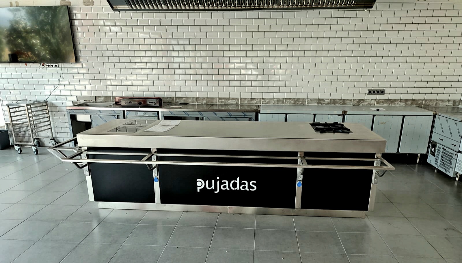 En Aceroinnova realizamos el diseño, fabricación e integración de todos de tipo de módulos para la integración en cocinas modulares profesionales industriales para hoteles restaurantes bares pubs comedores buffets etc. Ademas, diseñamos fabricamos y montamos todo tipo de mobiliario, maquinaria y accesorios que también pueden ser integrados en su sala de cocina profesional. Nuestra cocinas son profesionales, personalizadas a sus necesidades. Además disponemos de módulos con todo tipo de fueros, planchas, freidoras, hornos o módulos de cocción, que podremos unir a su cocina para establecer áreas de cocinado perfectamente ordenadas en islas adaptadas a cada negocio o empresa hostelera. Consulte su presupuesto y precios especiales. Realizamos islas en acero inoxidable inox donde podrá tener integrado todos los elementos de su cocina. Somo profesionales y número 1 en cocinas monoblock en toda España. Cocinas industriales modulares Módulos para cocinas de restaurantes hoteles comedores colegios universidades empresas Cocinas modulos integrados para cocinas profesionales Módulos cocinas modulares zonas de fuegos plancha freidoras encimeras Cocinas profesionales industriales monoblock a medida personalizadas Sistema monoblock módulos cocinado en islas para integración en cocinas hosteleria Sistema monoblock cocinas restaurantes Sistema monoblock cocinas hoteles Sistema monoblock cocinas cafeterías Sistemas modulares cocinas restaurantes Sistema de módulos para cocinas profesionales industriales Cocinas modulares monoblock de lujo cocinas industriales con sistema monoblocks integrados módulos cocinado Diseño, fabricación y montaje de cocinas modulares monoblock profesionales industriales para hosteleria horeca. Mobiliario y maquinaria en acero inoxidable inox modular con módulos personalizados para salas de cocina de restaurantes hoteles bares cafeterías comedores o buffets. Cocinas a medida con módulos integrados en islas de cocinas para diferentes tipos de fuegos, planchas, freidoras, hornos, cocción, etc. PROYECTOS INTEGRALES HOSTELERIA HORECA EN HOTELES RESTAURANTES BARES PUBS DISCOTECAS COMEDORES BUFFETS EMPRESAS UNIVERSIDADES COLEGIOS INSTITUTOS EN ESPAÑA Y PORTUGAL. Aceroinnova realiza proyectos integrales para negocios empresas de hosteleria, ya sean hoteles, restaurantes, bares, discotecas, pubs, comedores para empresas colegios institutos universidades, etc. Disponemos de fabrica propia donde desarrollar a medida, según los diseños aceptados por el cliente, todo el mobiliario maquinaria accesorios de su negocio, sea cual sea el material deseado o propuesto por nuestro departamento de diseño e interiorismo de nuestra fábrica que puede incluir, si el cliente lo desea, infografías 3D tres dimensiones o tour virtuales para poder conocer como será su negocio cuando acaben nuestros instaladores. Realizamos proyectos en toda España y Portugal y montamos instalamos con nuestros equipos de montadores especializados. Además, realizamos proyectos a particulares que necesitan llevar a cabo proyectos de calidad en sus casas, pues ya hemos trabajado en la principales urbanizaciones de lujo de Madrid y de otras comunidades. FABRICACIÓN A MEDIDA DE COCINAS MONOBLOCK INDUSTRIALES PROFESIONALES CON MOBILIARIO Y MAQUINARIA EN ACERO INOXIDABLE. FABRICANTES DE COCINAS PARA HOSTELERIA HORECA HOTELES RESTAURANTES BARES TERRAZAS. PROYECTOS Y REFORMAS PARA HOSTELERÍA. #CocinasComedoresPúblicos #CocinasComedoresEmpresas #FabricantesCocinasMonoblockIndustriales #CocinasRestaurantes #CocinasModularesHostelería #CocinasMonoblock #FabricantesCocinasRestaurantes #ProyectosEmpresasHostelería #ProyectosNegociosHoreca #ReformasCocinasRestaurantes #MobiliarioAceroInoxidable #CocinasMonoblock #CocinasLujo #CocinasPremium #FabricanteCocinas #MobiliarioAceroInoxidable #ProyectosIntegralesHosteleria #CocinasProfesionalesMonoblockIndustriales #ReformasRestaurantesMadrid #MobiliarioMaquinariaAceroInoxidableaMedida #MobiliarioCocinasDiseñoInteriorismo #ImplantaciónAsesoramientoPuestaMarchaRestaurantesBares #InteriorismoDiseñoHorecaHosteleriaRestauraciónMadrid #CocinasMonoblock #CocinasMonblocMadrid #FabricantesCocinasModularesMonoblockMadrid #CocinasHoteles #ProyectosCocinasHotelesHostelería Módulos para cocinas monoblock de restaurantes hoteles comedores colegios universidades empresas Cocinas modulos integrados para cocinas profesionales Módulos cocinas modulares zonas de fuegos plancha freidoras encimeras Cocinas profesionales industriales monoblock a medida personalizadas Sistema monoblock módulos cocinado en islas para integración en cocinas hosteleria Sistema monoblock cocinas restaurantes Sistema monoblock cocinas hoteles Sistema monoblock cocinas comedores públicos y privados de empresas. Sistema monoblock cocinas cafeterías Sistemas modulares cocinas restaurantes Sistema de módulos para cocinas profesionales industriales Cocinas modulares monoblock de lujo Cocinas industriales con sistema monoblocks integrados módulos cocinado Hemos realizado trabajos para hoteles y restaurantes en las principales Comunidades Autónomas, provincias y ciudades españolas como Madrid, Barcelona, Valencia, Castellón, Alicante, Zaragoza, Toledo, Avila, Salamanca, Leon, Zamora, Teruel, Soria, Caceres, Badajoz, Malaga, Almería, Sevilla, Córdoba, Granada, Huelva, Cádiz, Jaén, Ciudad Real, Cuenca, Segovia, Murcia, Albacete, Almería, Burgos, Pamplona, Bilbao, San Sebastián, Vitoria, Palencia, Lugo, Orense, Pontevedra, La Coruña, Santander, Oviedo, Huesca, Gerona, Tarragona, Lerida, Tarragona, Girona, Lleida, Guipuzcoa, Vizcaya, Alava. En consecuencia realizamos y llevamos a cabo proyectos integrales para restaurantes en todas las comunidades autónomas, como son la Comunidad de Madrid, Comunidad Valenciana, Cataluña, Región de Murcia, Andalucía, Extremadura, Castilla León, Castilla la Mancha, Aragón, País Vasco, Navarra, La Rioja, Asturias, Cantabria, Galicia, Baleares (Ibiza, Mallorca y Menorca), Canarias (Gran Canaria, Fuerteventura, Lanzarote, Tenerife, La Palma, La Gomera y el El Hierro), Ceuta y Melilla. Consúltenos. Diseñamos todo tipo de mobiliario para comedores de hoteles, cocinas, buffets, parrillas, vajillas, maquinaria a medida y accesorios para hostelería restauración, pues en Aceroinnova fabricamos y personalizamos todos nuestros productos, generando una experiencia única entre los usuarios de nuestros clientes.